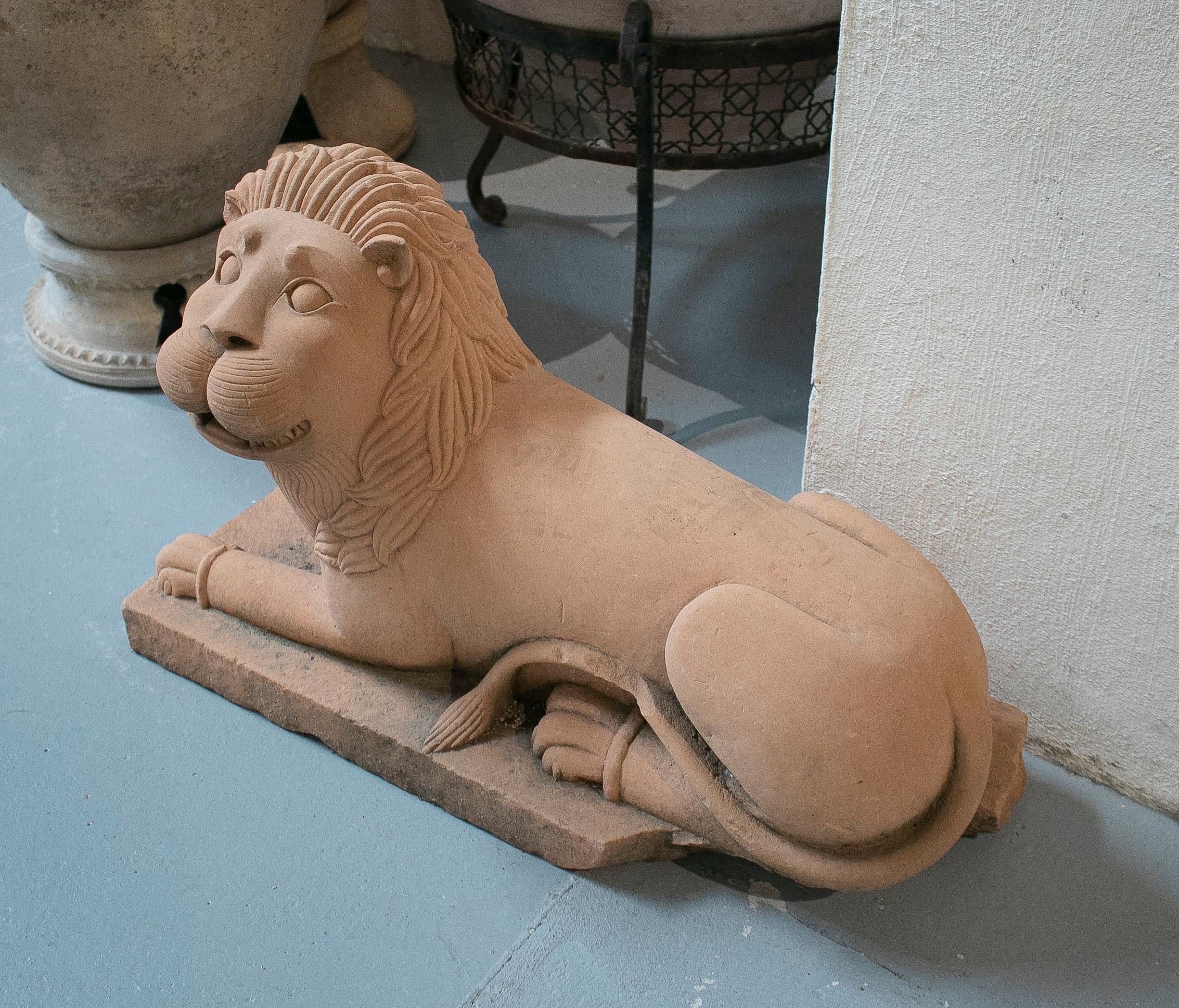 Paire de lions de garde de porte principale en grès sculpté à la main en Inde dans les années 1950.