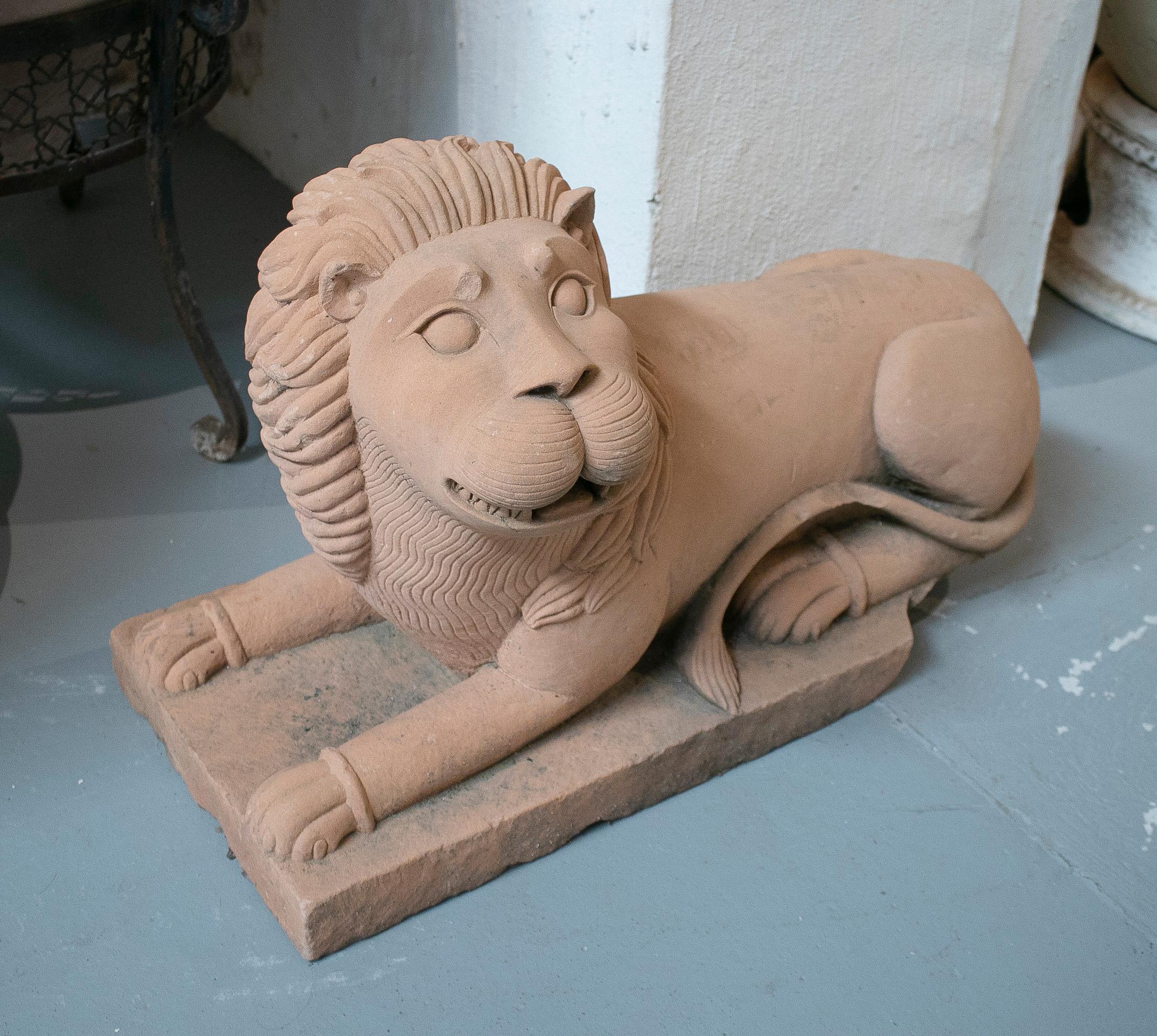 Sculpté à la main Paire de lions de garde de porte en grès sculpté à la main des années 1950 en vente