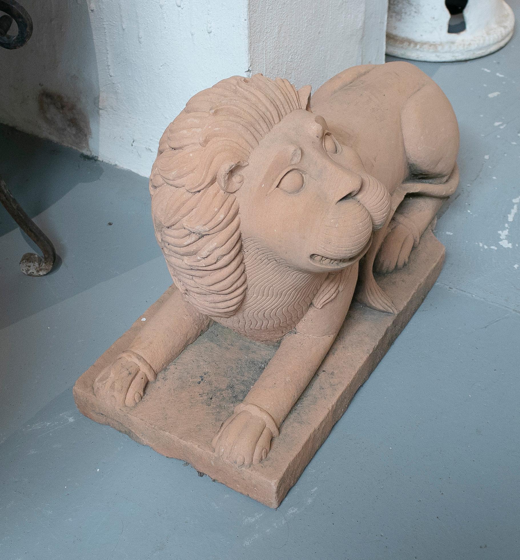 Pair of 1950s Indian Handcarved Sandstone Main Door Guard Lions In Good Condition For Sale In Marbella, ES