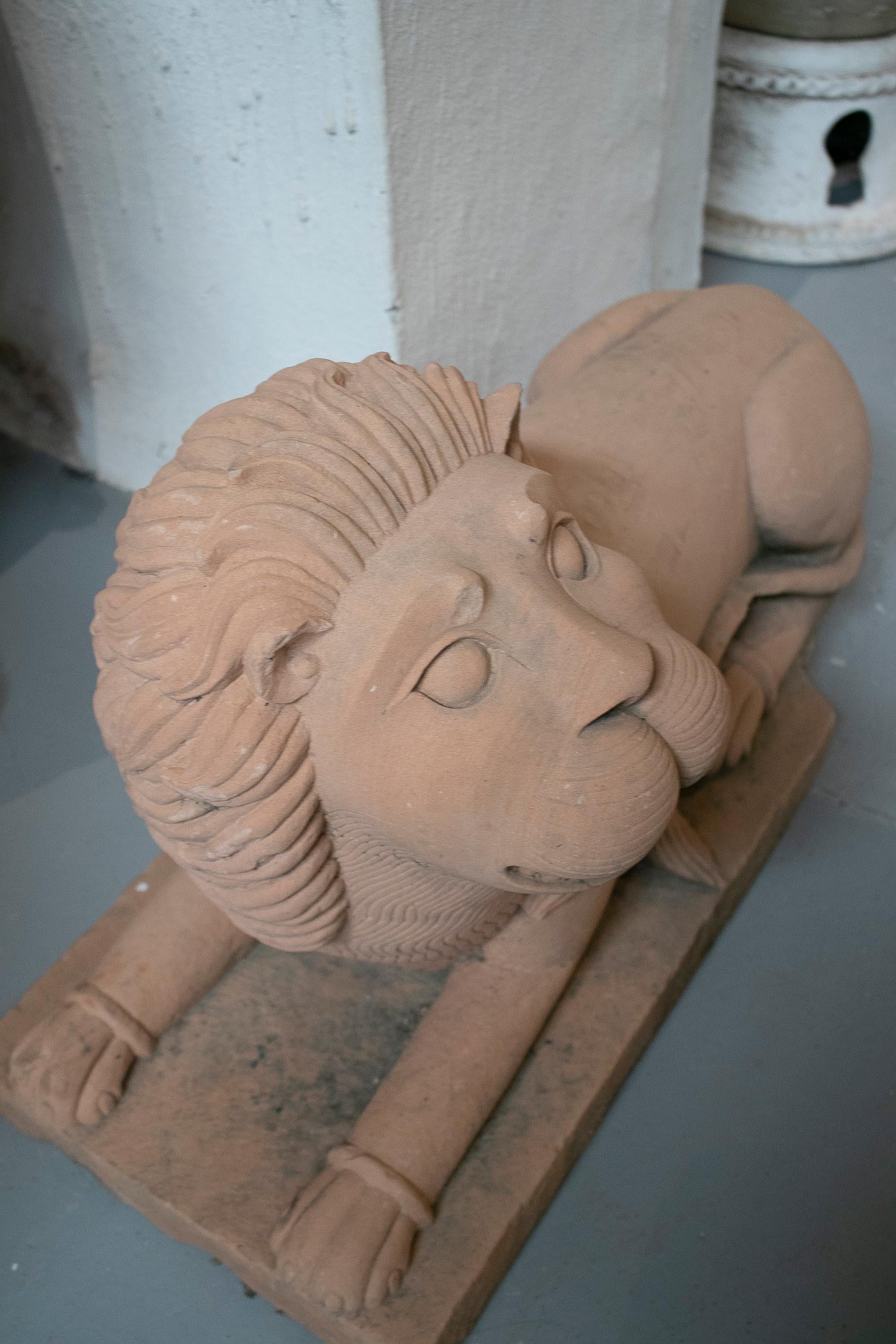 Milieu du XXe siècle Paire de lions de garde de porte en grès sculpté à la main des années 1950 en vente