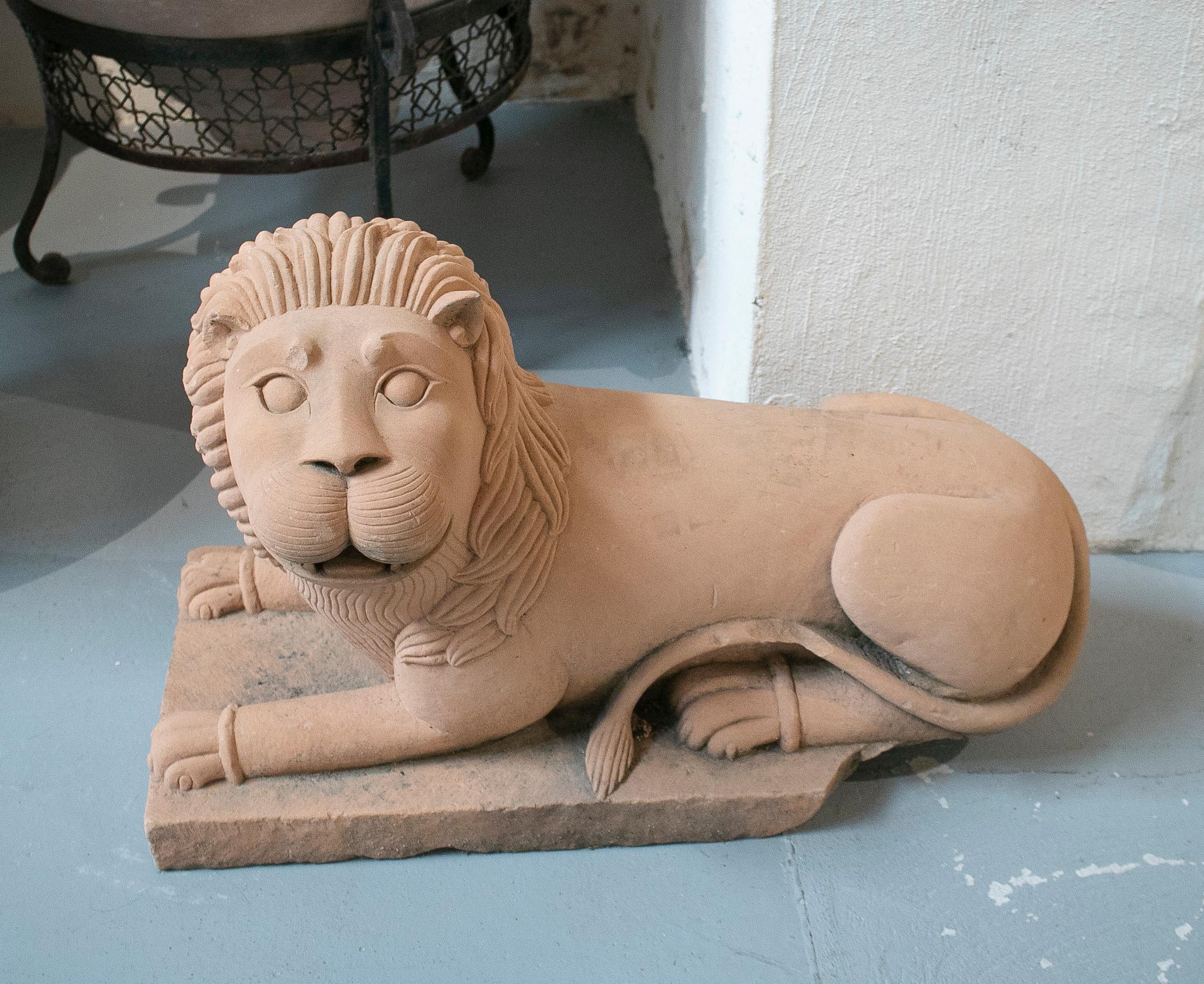 Paire de lions de garde de porte en grès sculpté à la main des années 1950 en vente 1