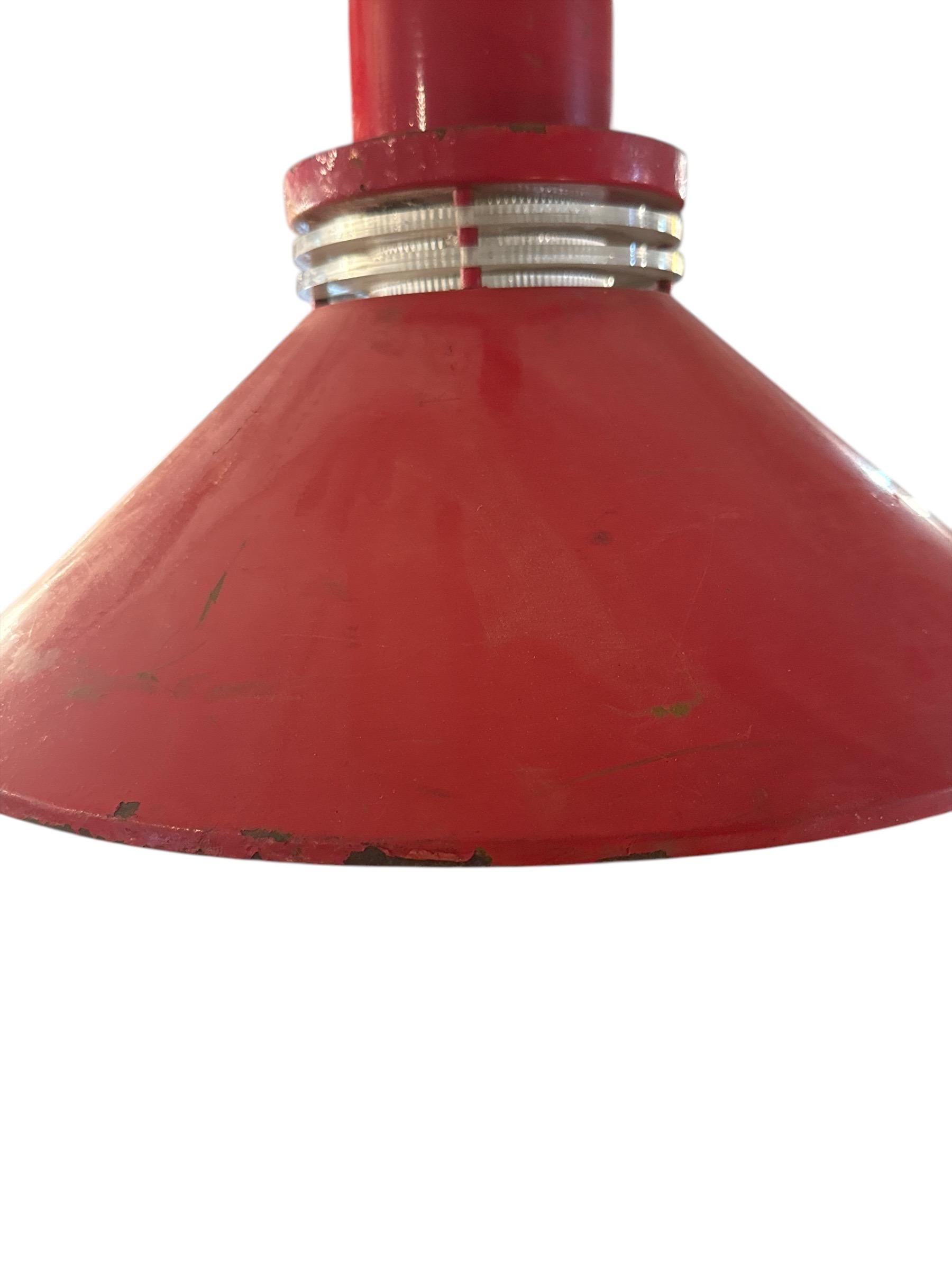 Americano Coppia di lampade a sospensione industriali a smalto rosso degli anni '50 in vendita
