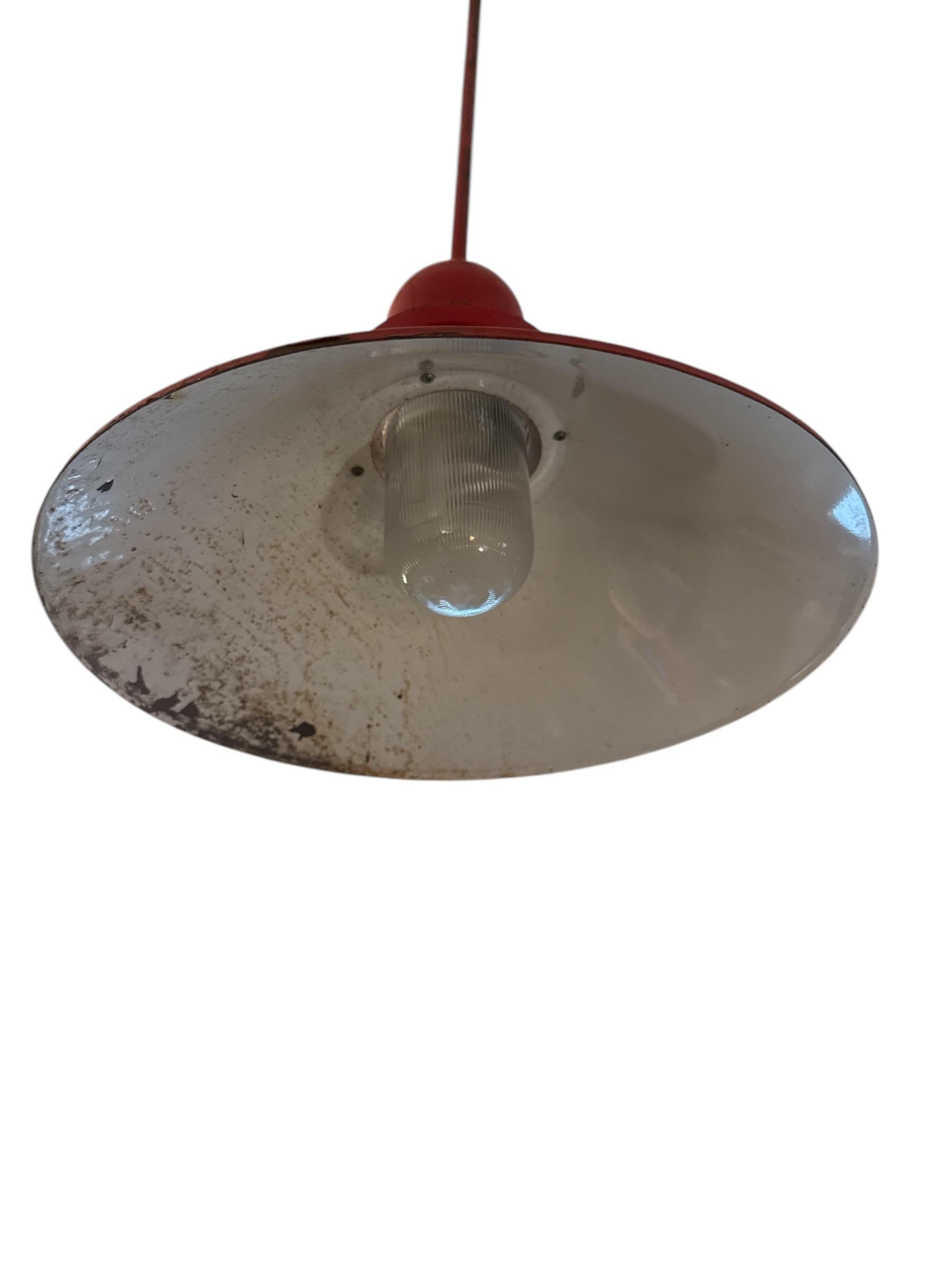 Coppia di lampade a sospensione industriali a smalto rosso degli anni '50 In condizioni buone in vendita a Pasadena, CA