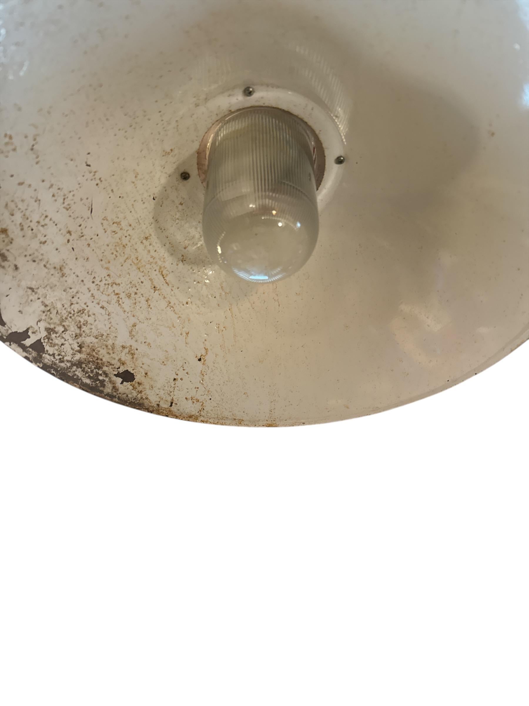 Metà XX secolo Coppia di lampade a sospensione industriali a smalto rosso degli anni '50 in vendita