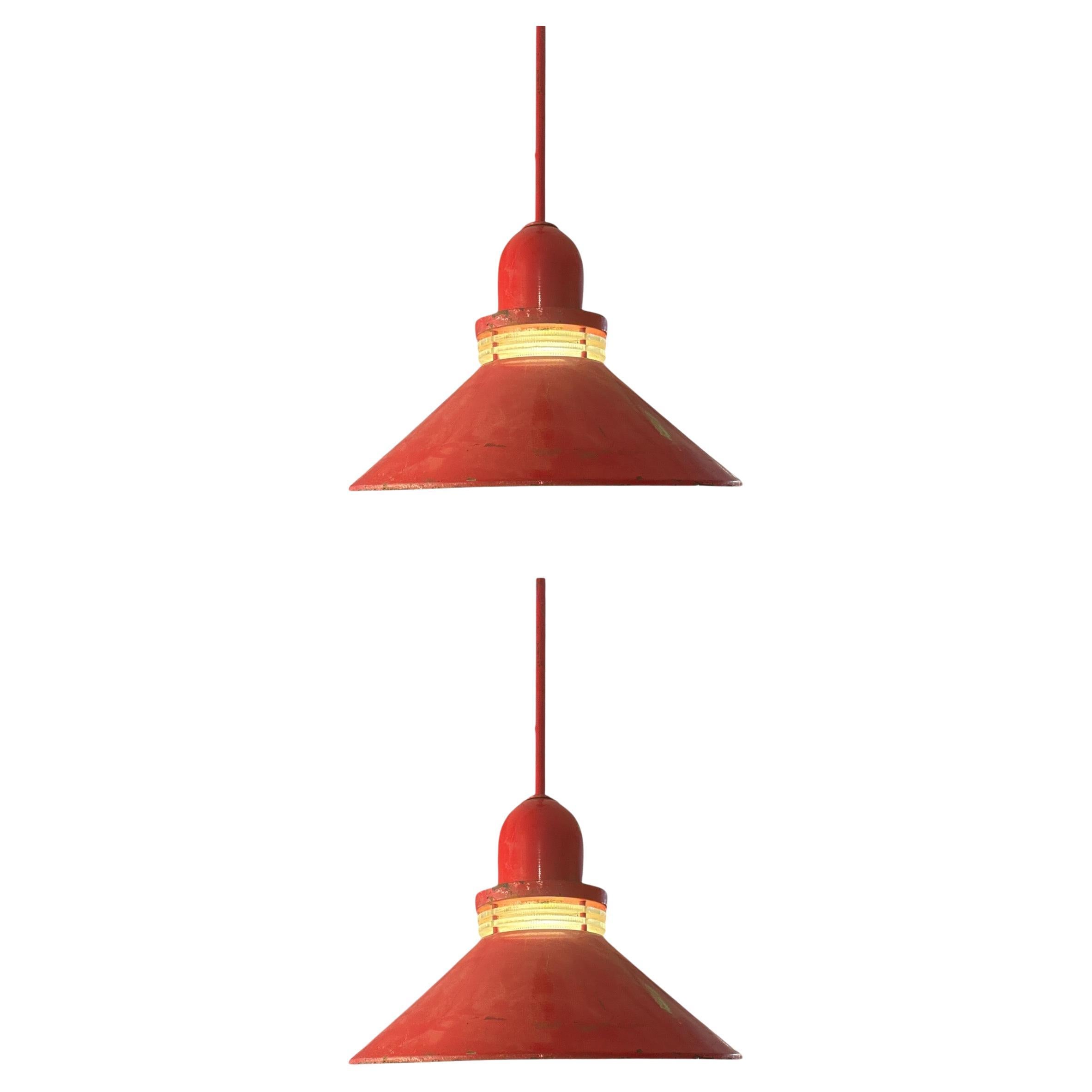 Coppia di lampade a sospensione industriali a smalto rosso degli anni '50