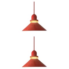 Paire de lampes pendantes industrielles en émail rouge des années 1950