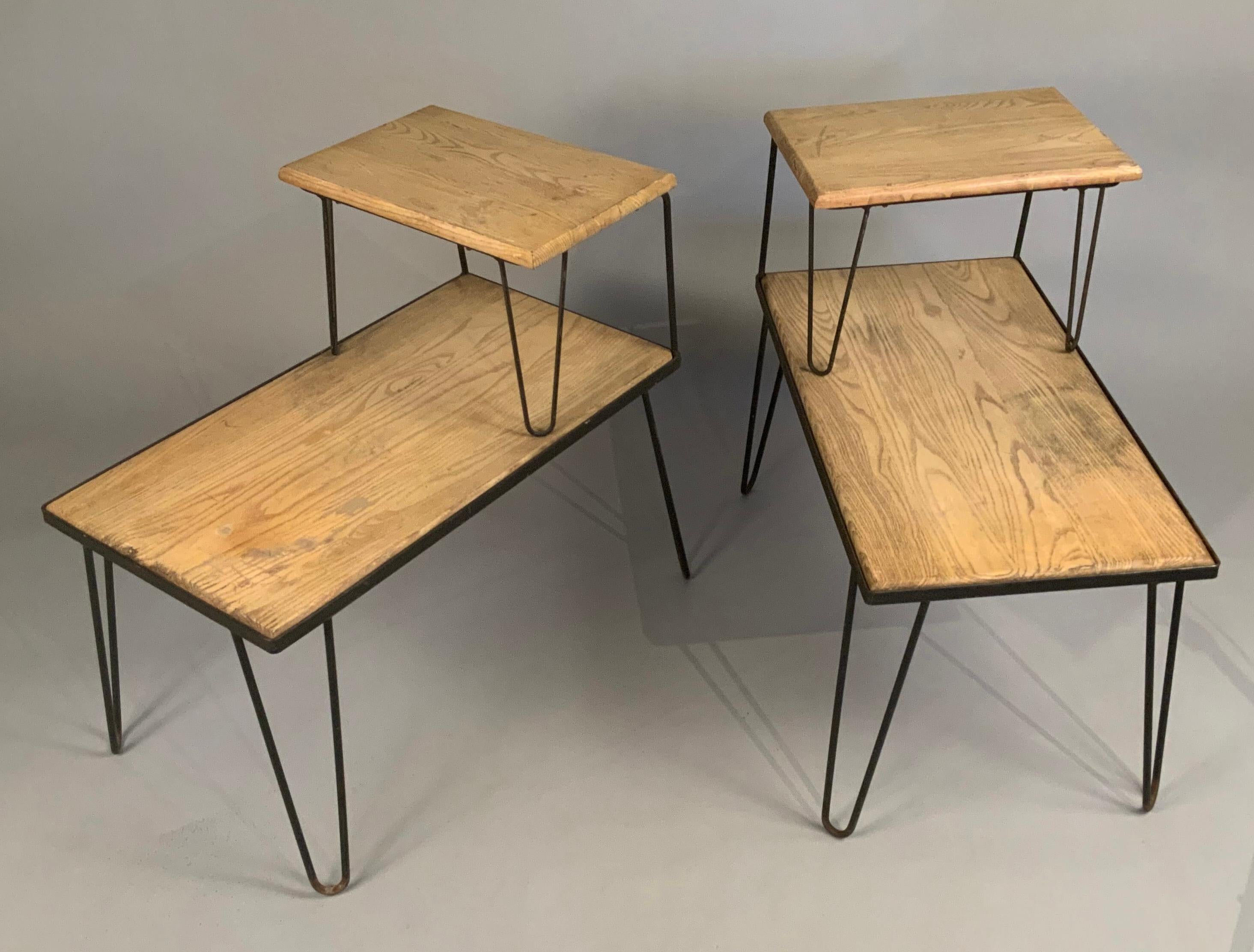 une paire de tables de nuit classiques des années 1950 avec des bases en fer forgé en épingle à cheveux, et deux étagères sur chaque table. une longue et profonde étagère principale à 16