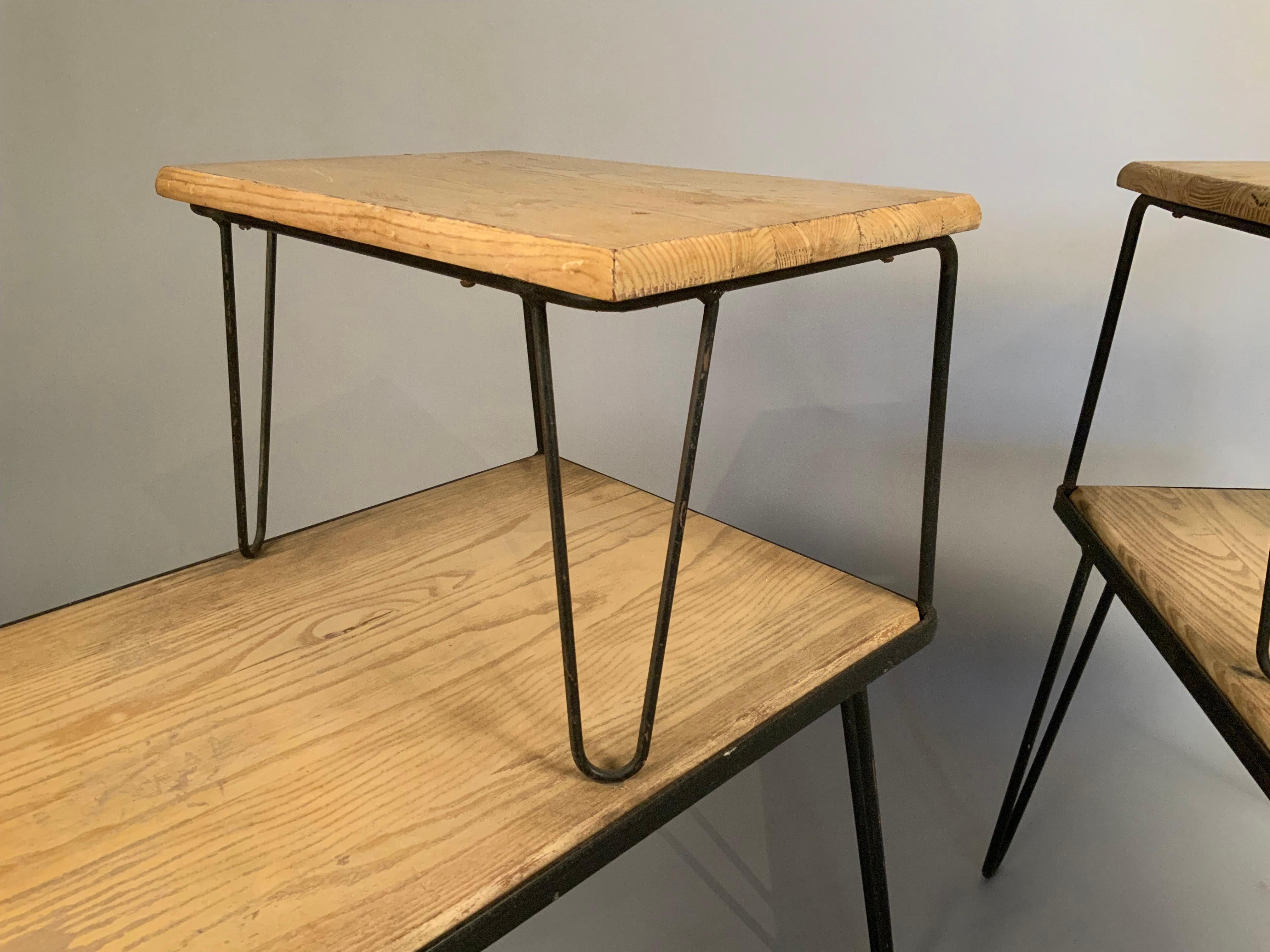 Mid-Century Modern Paire de tables de chevet en fer des années 1950 avec base en épingle à cheveux