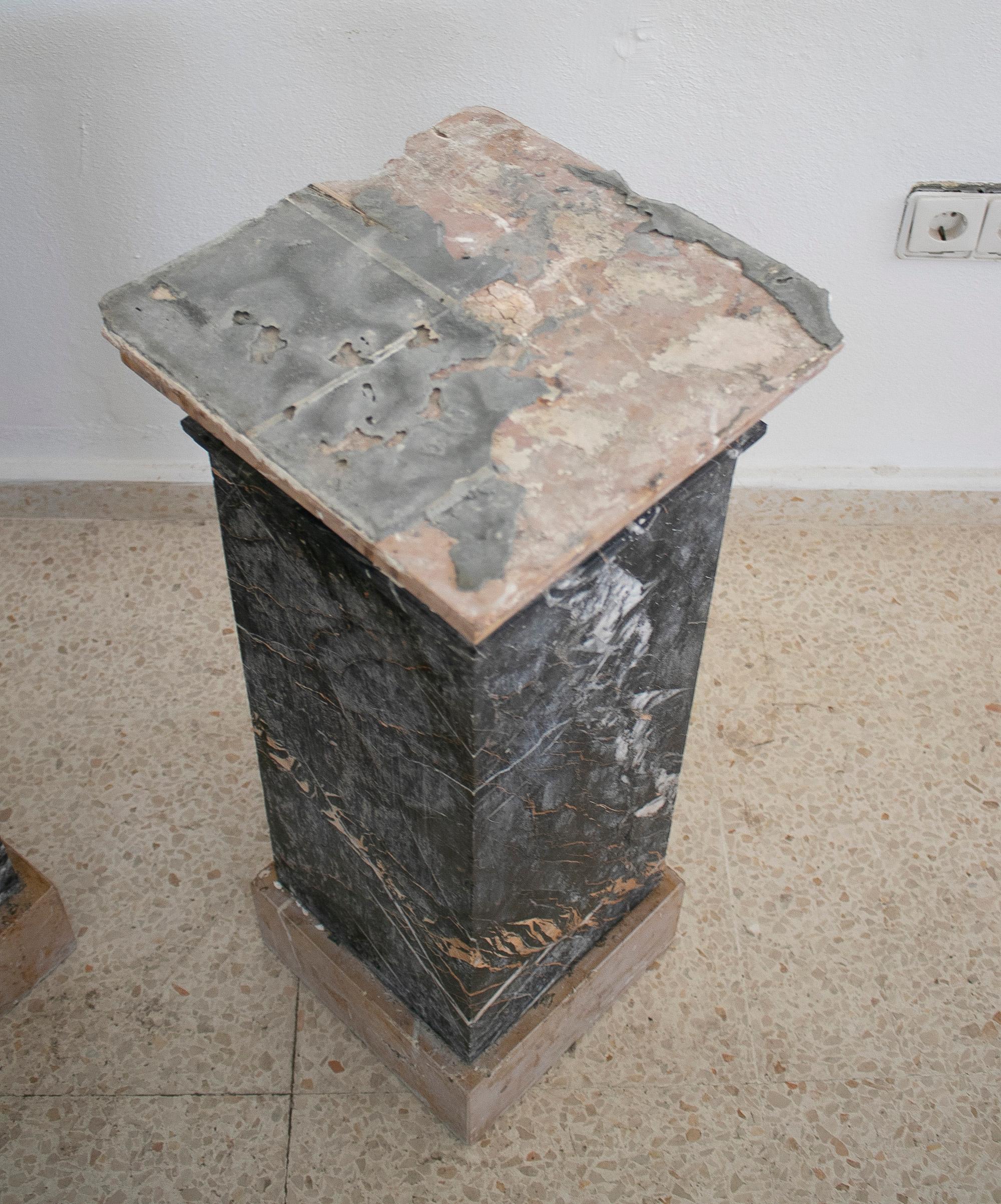 Paar 1950er Jahre Italienisch 2-Ton Marmor Square Pedestal Basen im Zustand „Gut“ im Angebot in Marbella, ES