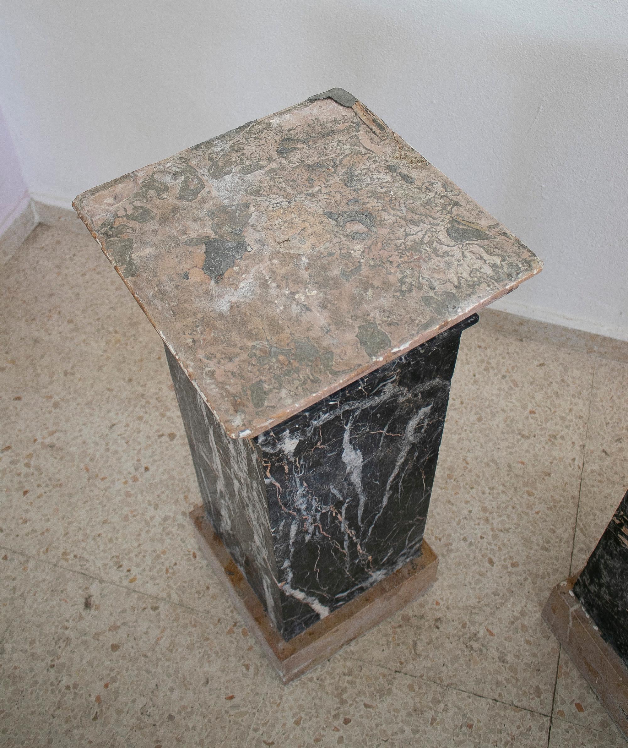 Paar 1950er Jahre Italienisch 2-Ton Marmor Square Pedestal Basen (20. Jahrhundert) im Angebot