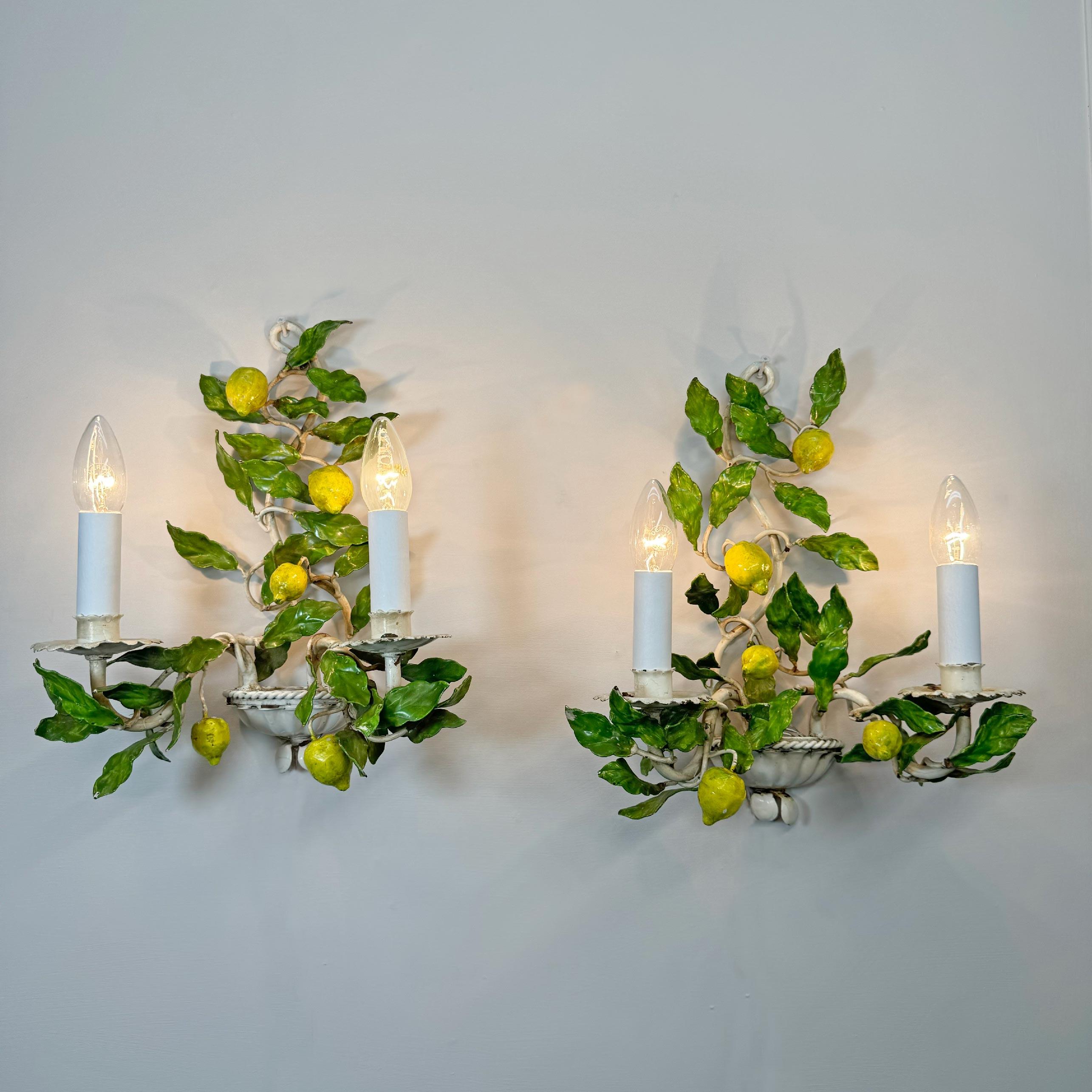 Splendida coppia di lampade da parete Amalfi Lemon degli anni '50. Ogni lampada è dotata di due portalampada e14 (a vite).

Completamente ricablato e sottoposto a test

Altezza 37cm, Larghezza 34cm, Profondità 17.5cm