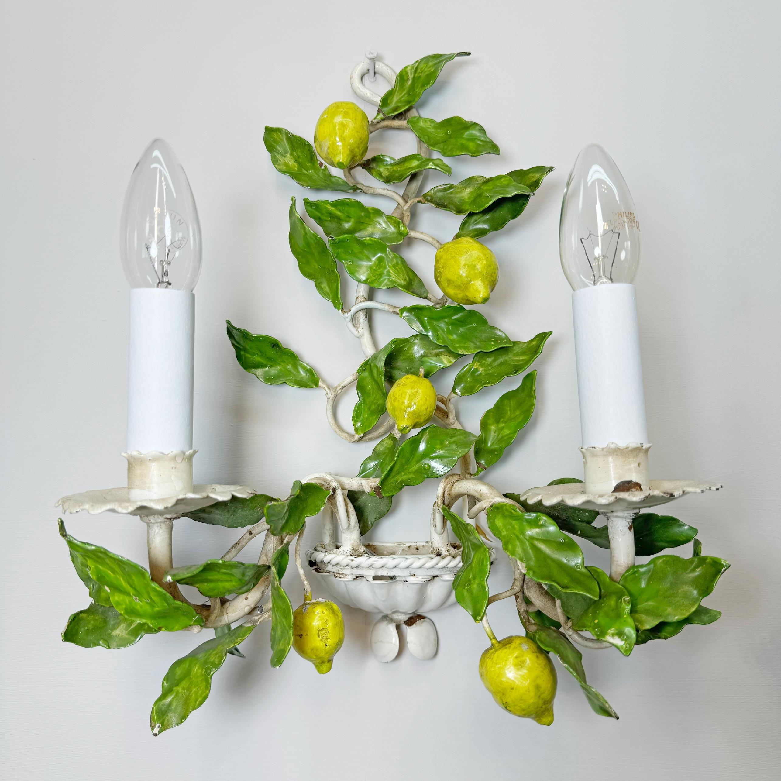 Belle Époque Coppia di lampade da parete in legno di tiglio amalfitano degli anni '50 in vendita