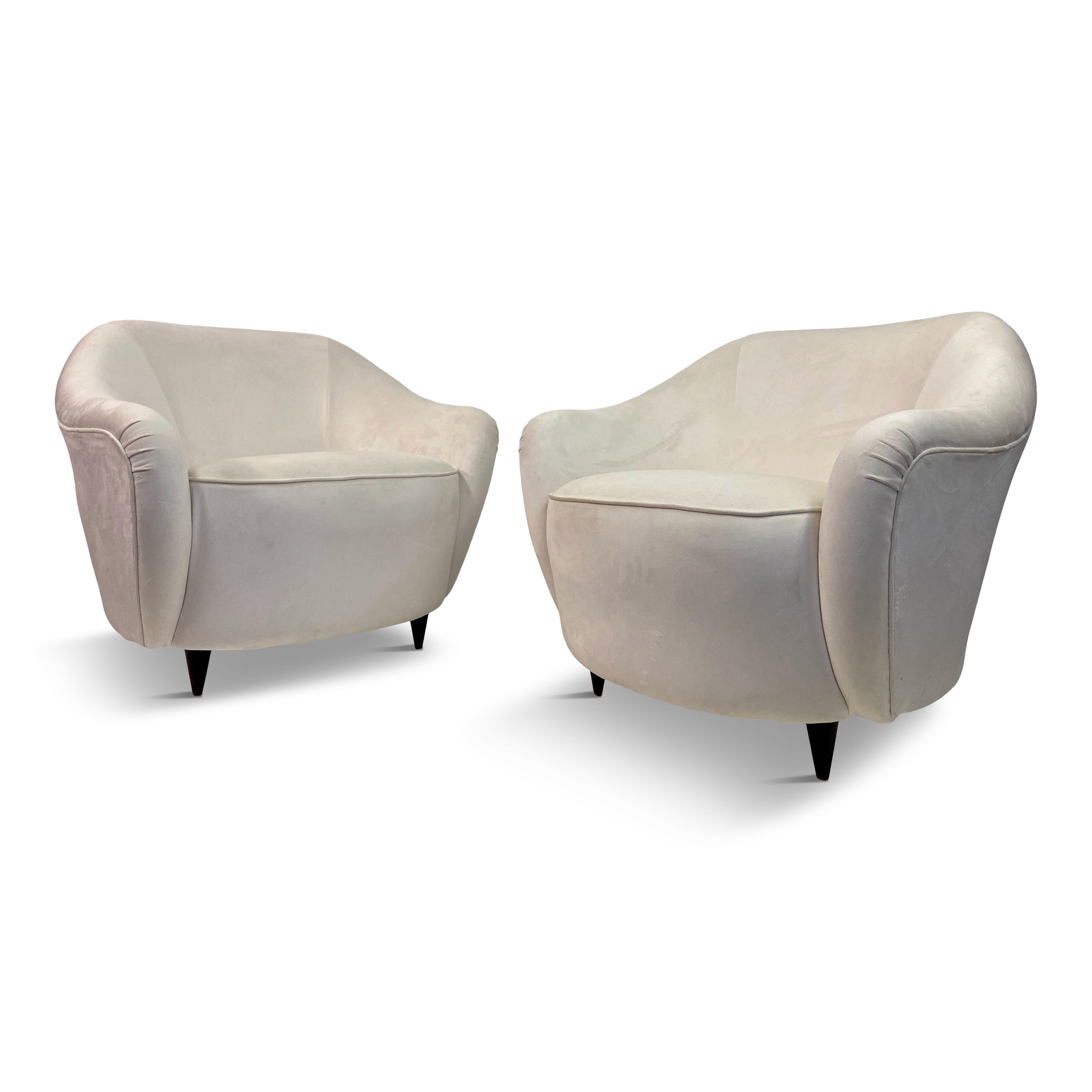 Pair of armchairs.

By Casa e Giardino.

Upholstered in white velvet.

Turned conical legs.

Seat height 45cm.

Italy 1950s.
 
