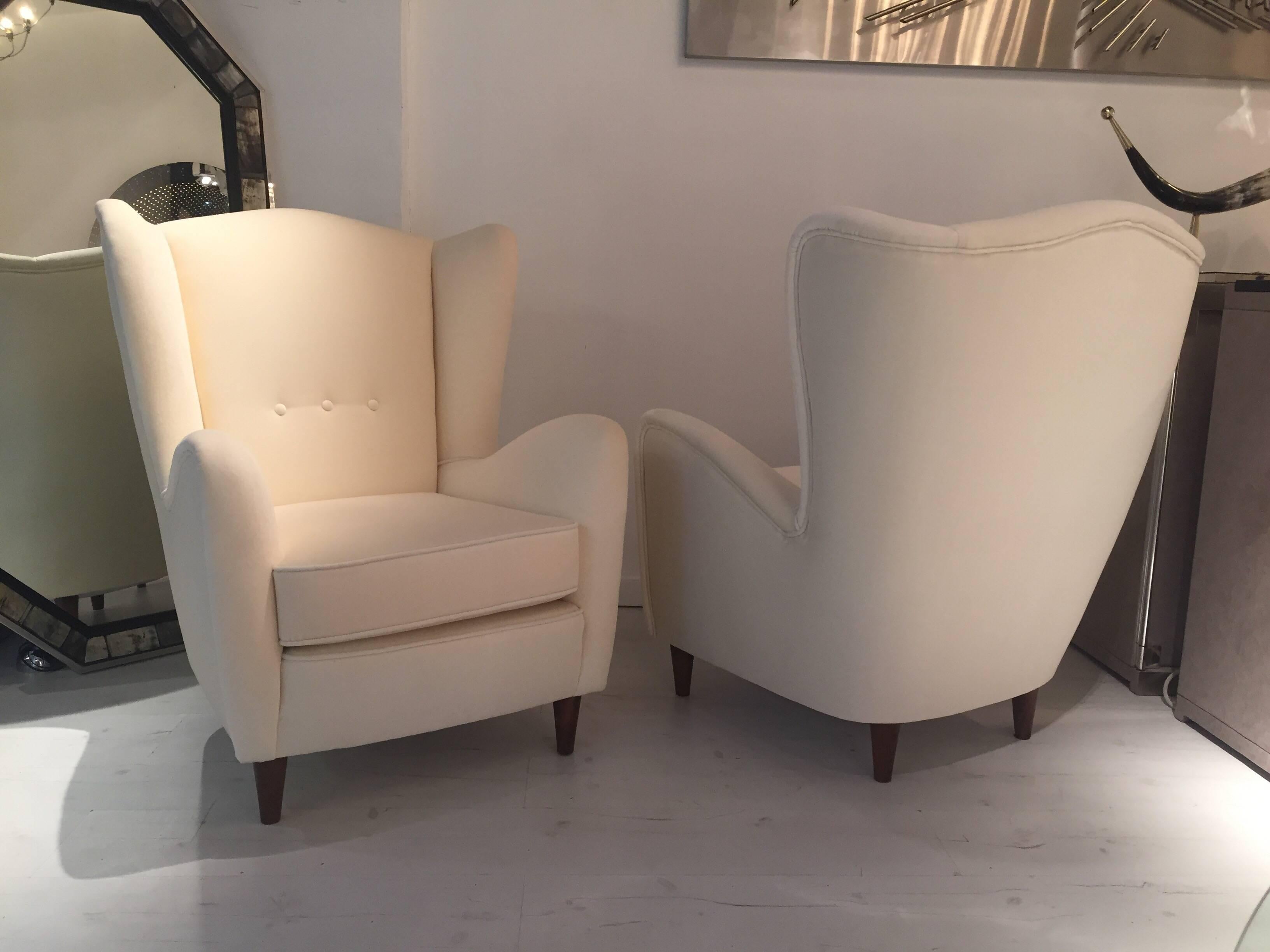 Pair of 1950s Italian armchairs covered with velvet with great rounded forms
New upholstered
Perfect condition.