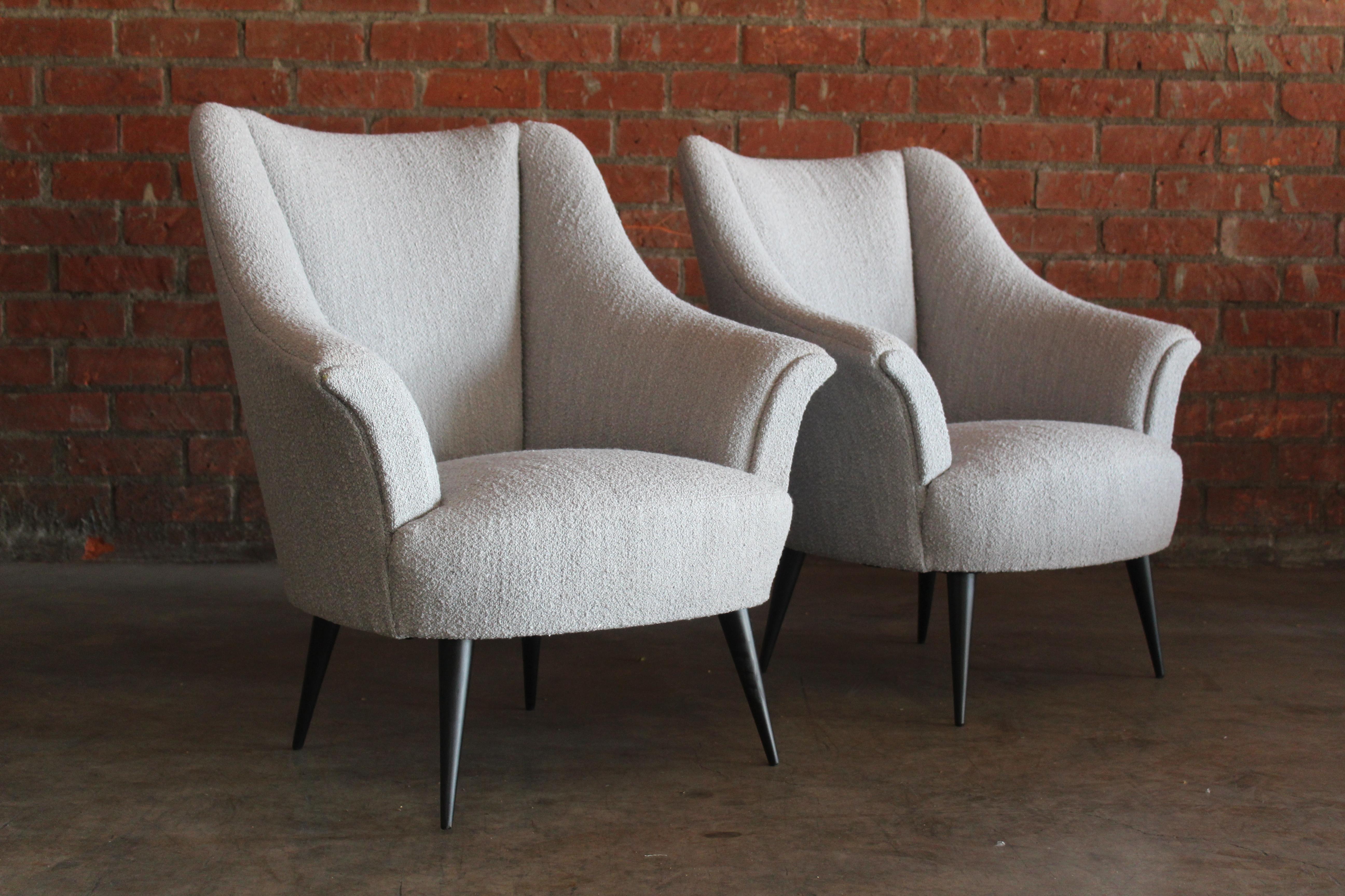 Pair of 1950s Italian Armchairs in Bouclé For Sale 1