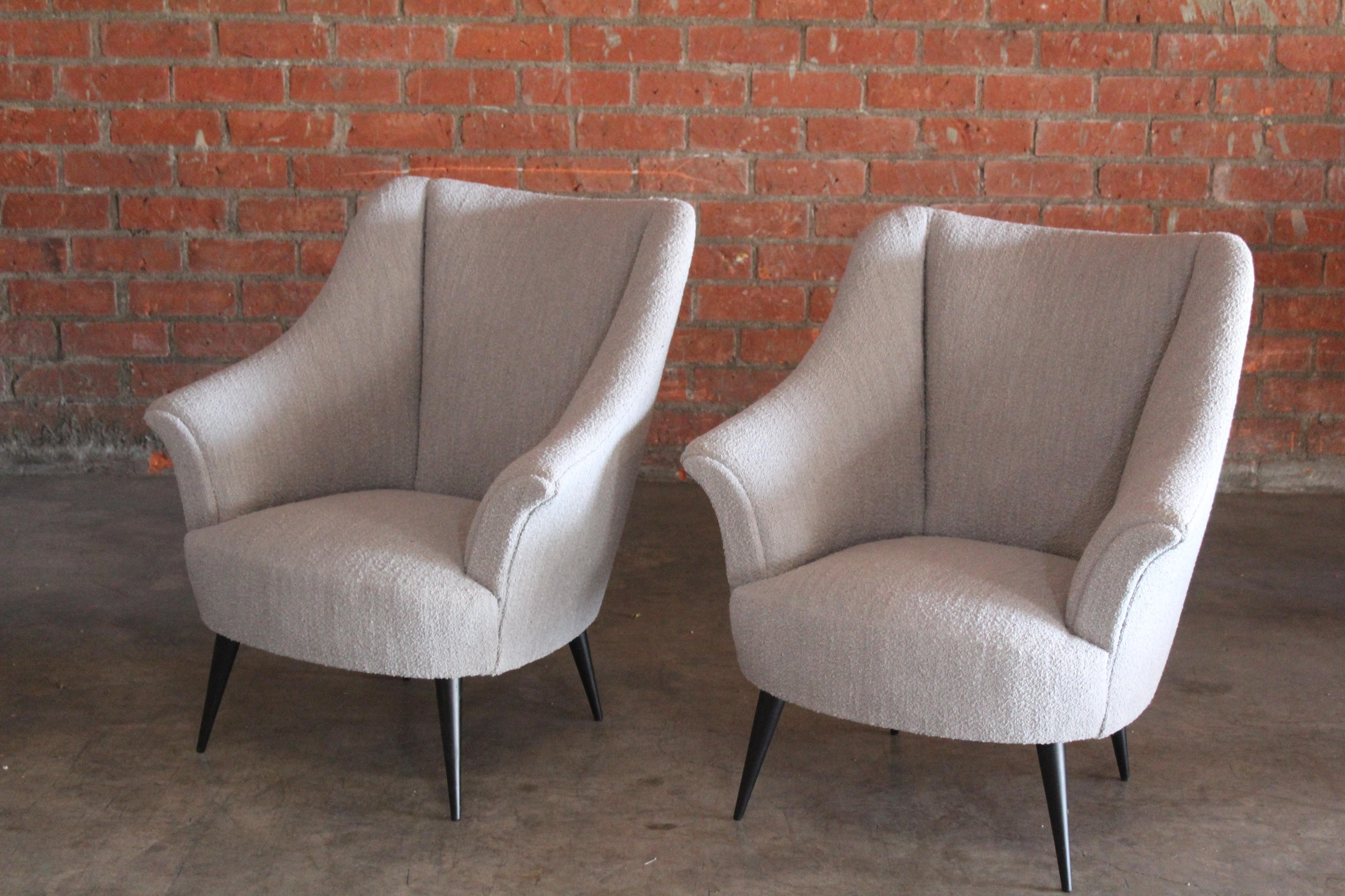 Pair of 1950s Italian Armchairs in Bouclé For Sale 4