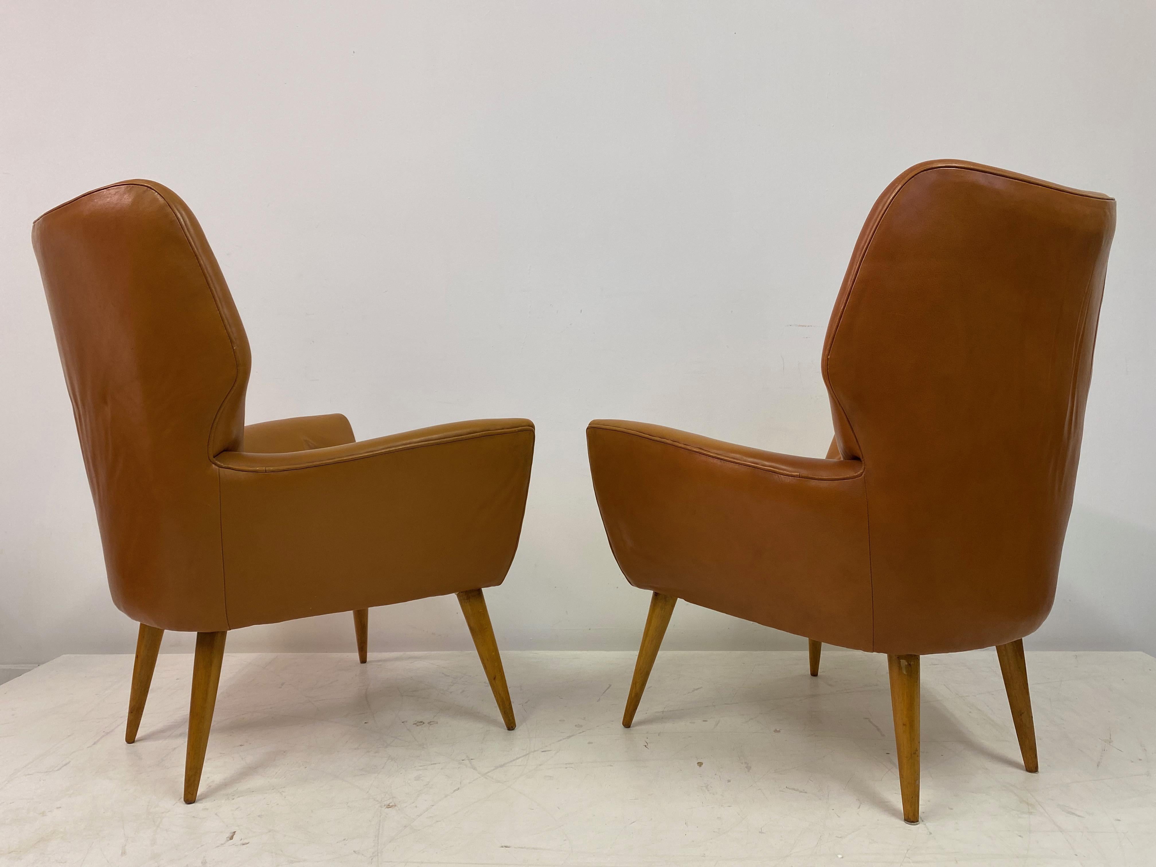 Paire de fauteuils italiens des années 1950 en cuir marron en vente 4