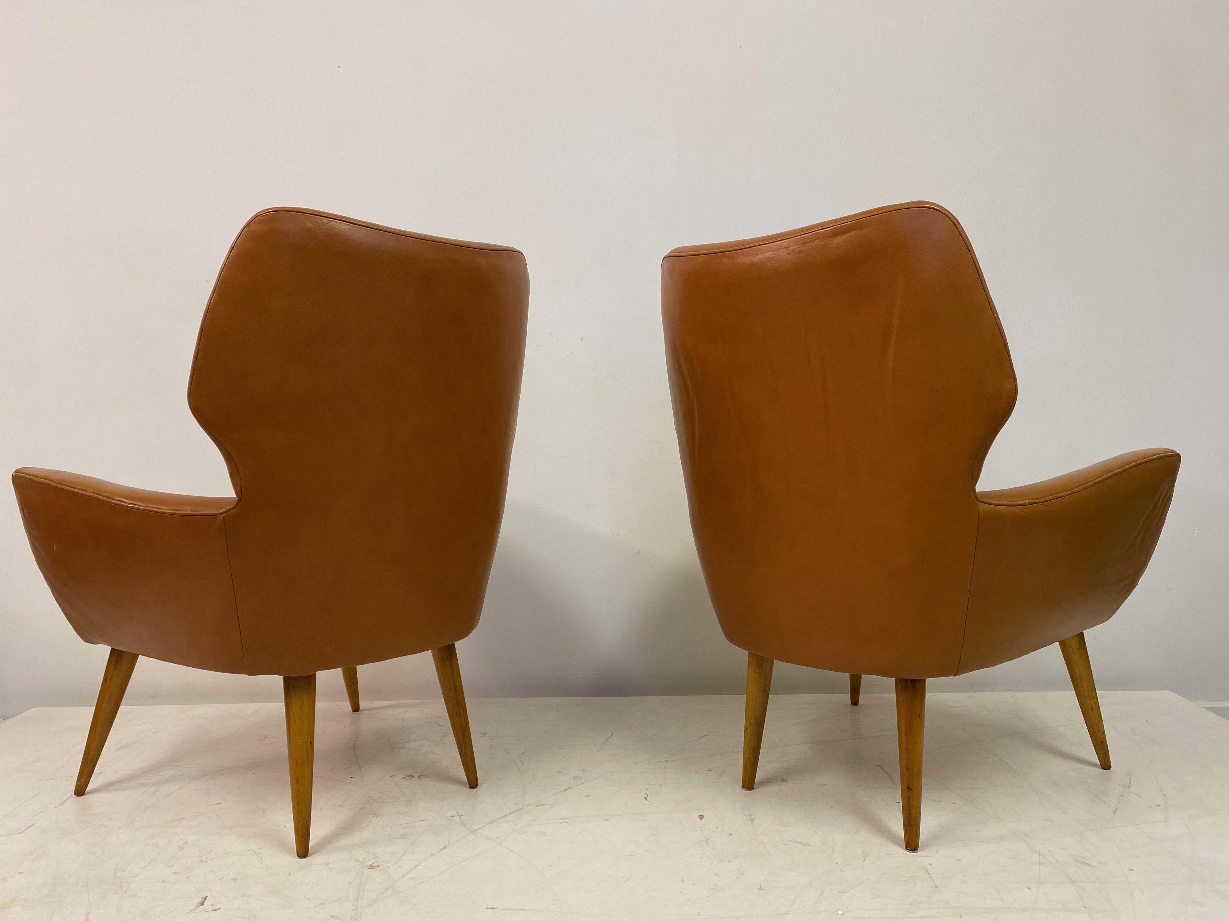 Paire de fauteuils italiens des années 1950 en cuir marron en vente 5