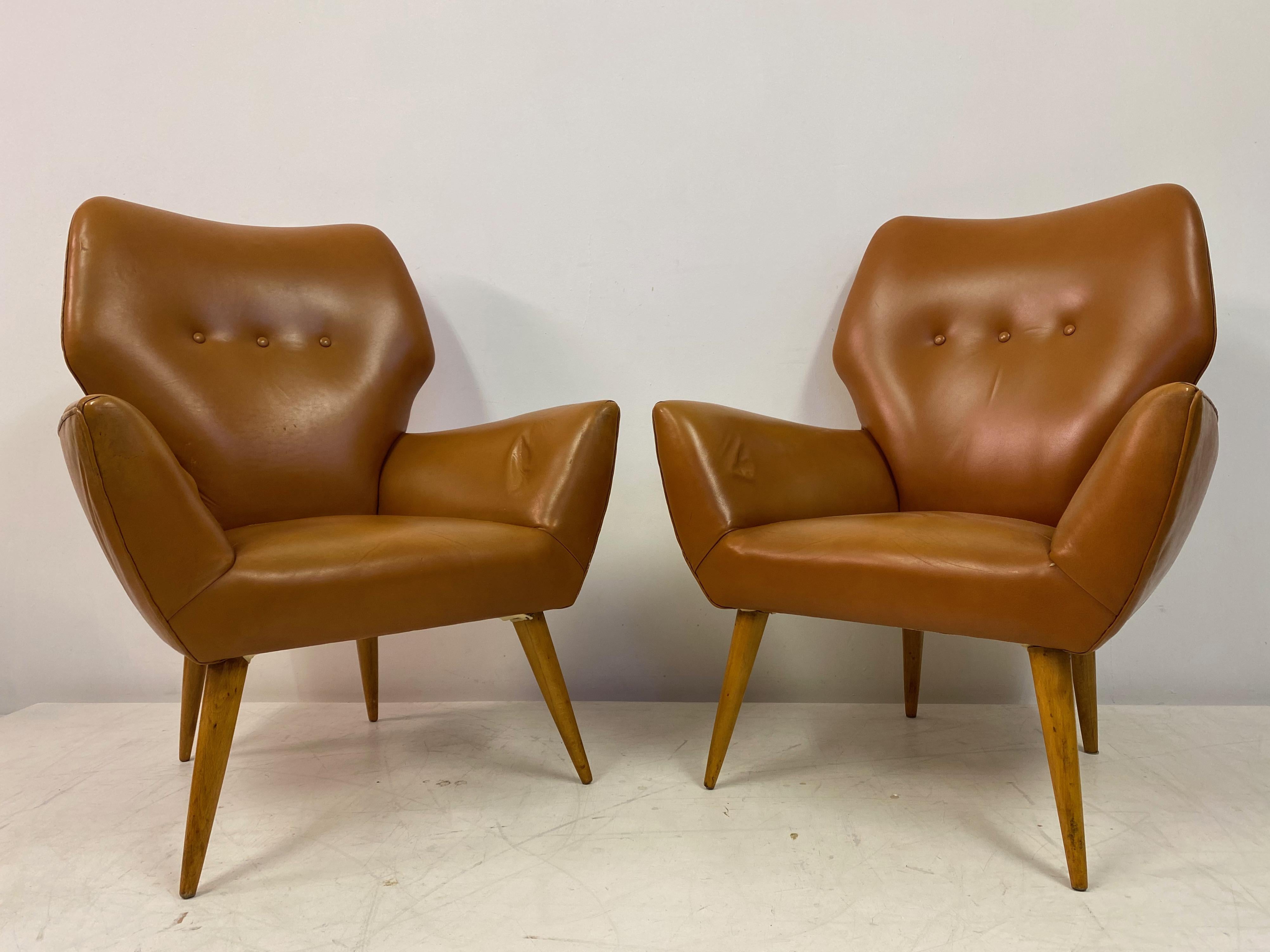 Paire de fauteuils italiens des années 1950 en cuir marron Bon état - En vente à London, London
