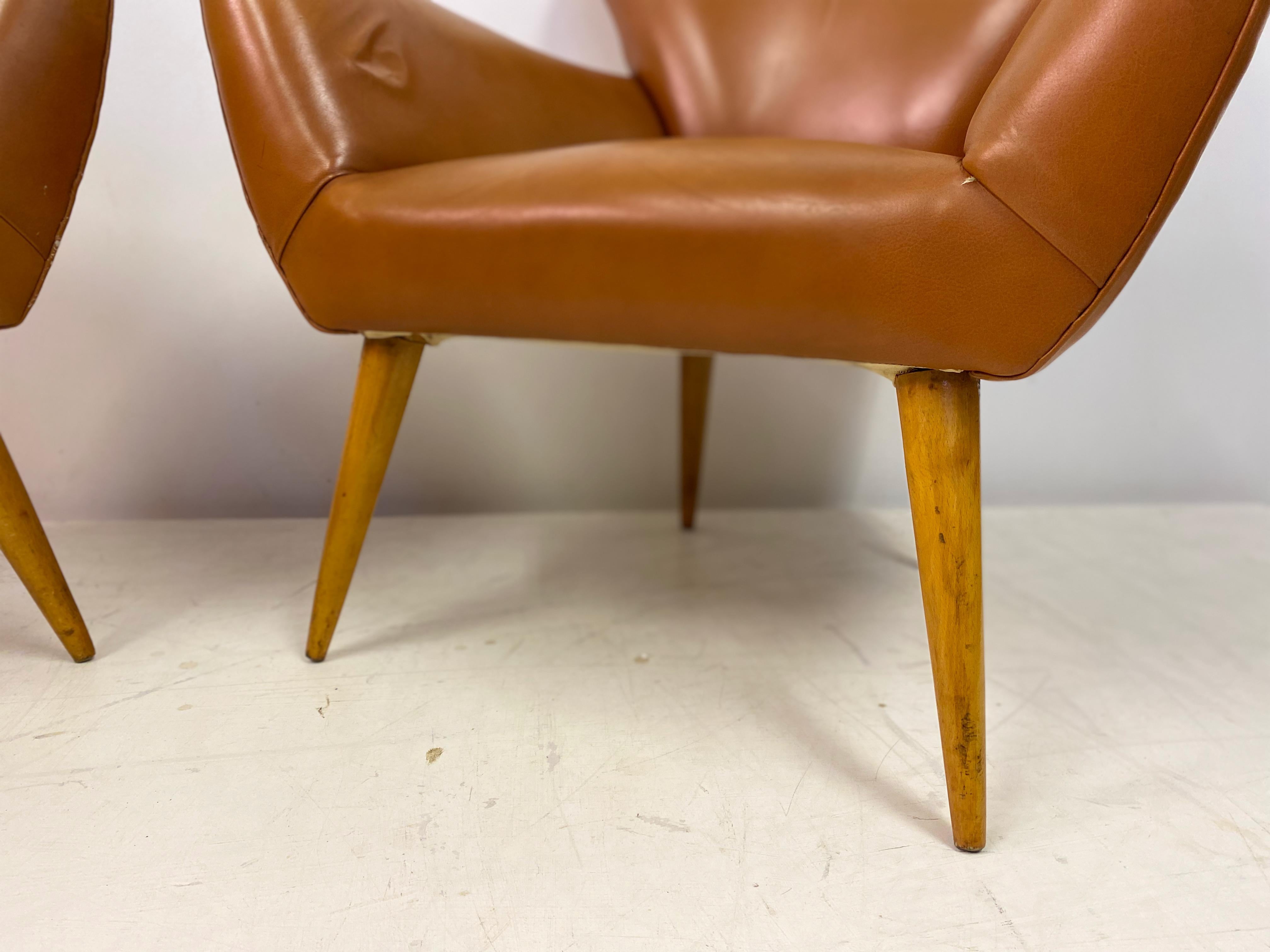 20ième siècle Paire de fauteuils italiens des années 1950 en cuir marron en vente