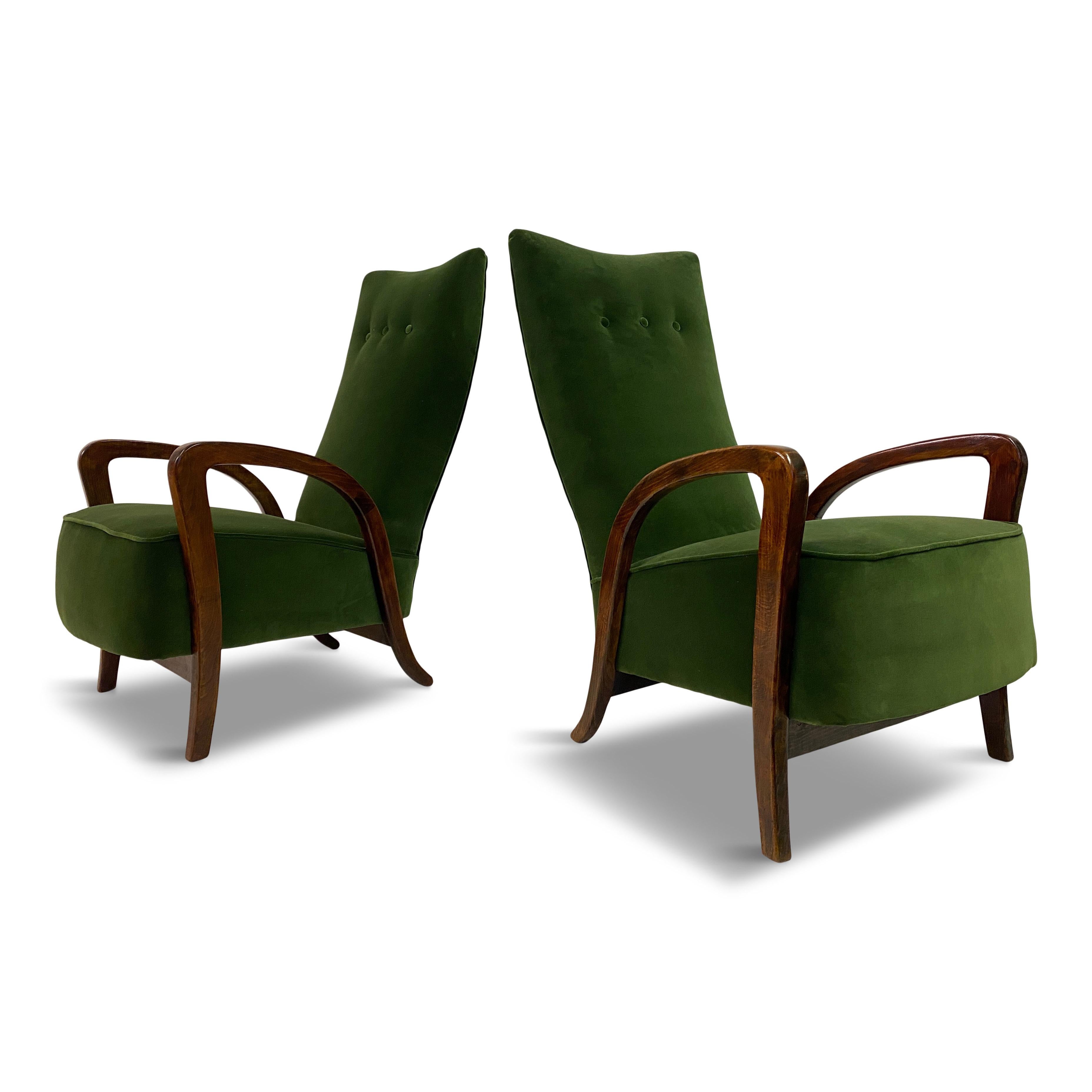 Pair of armchairs

Sculptured arms and legs

New green Desogners Guild velvet upholstery

Seat height 42cm

1950s Italian