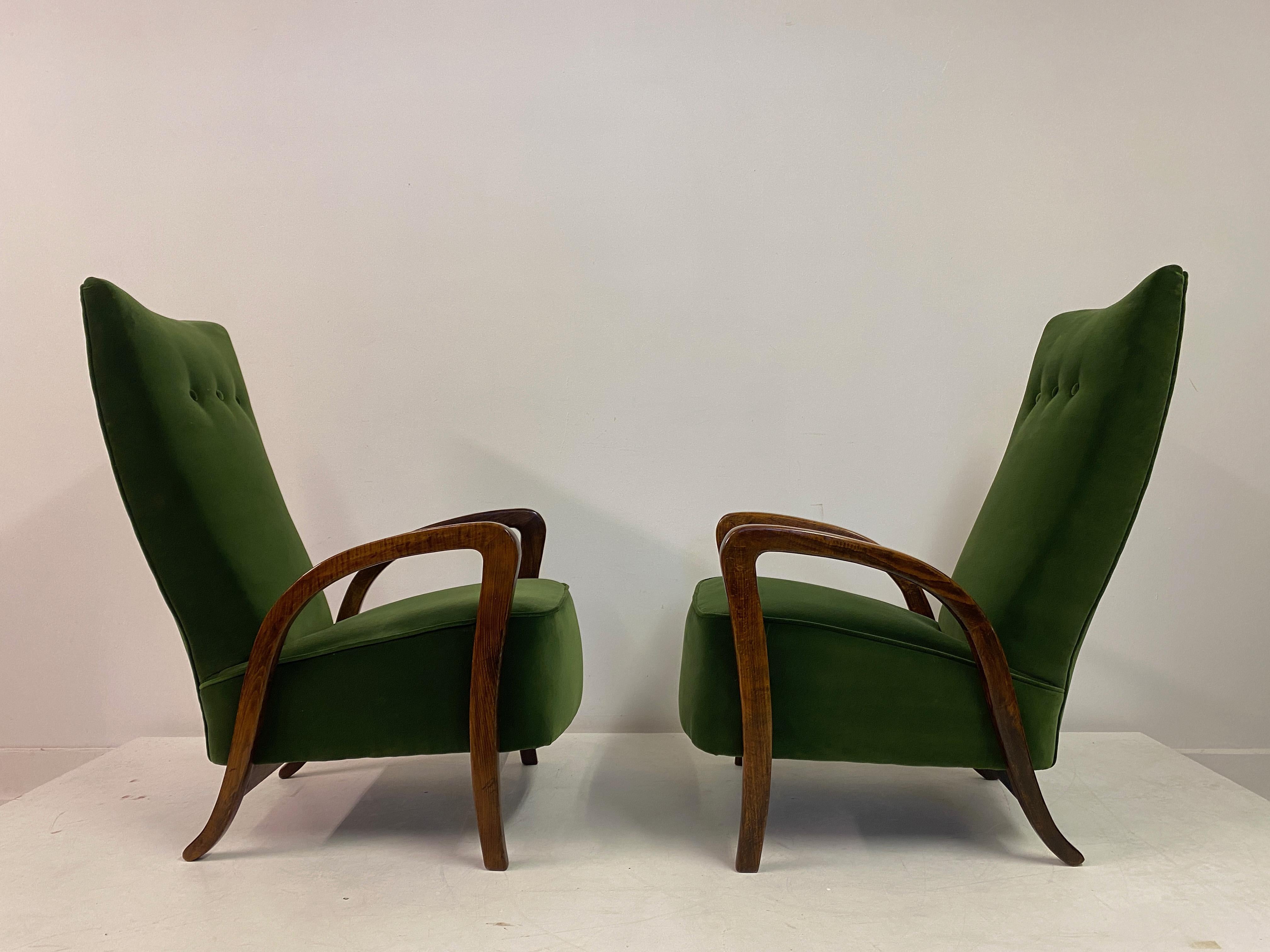 20th Century Pair of 1950s Italian Armchairs in Green Velvet For Sale