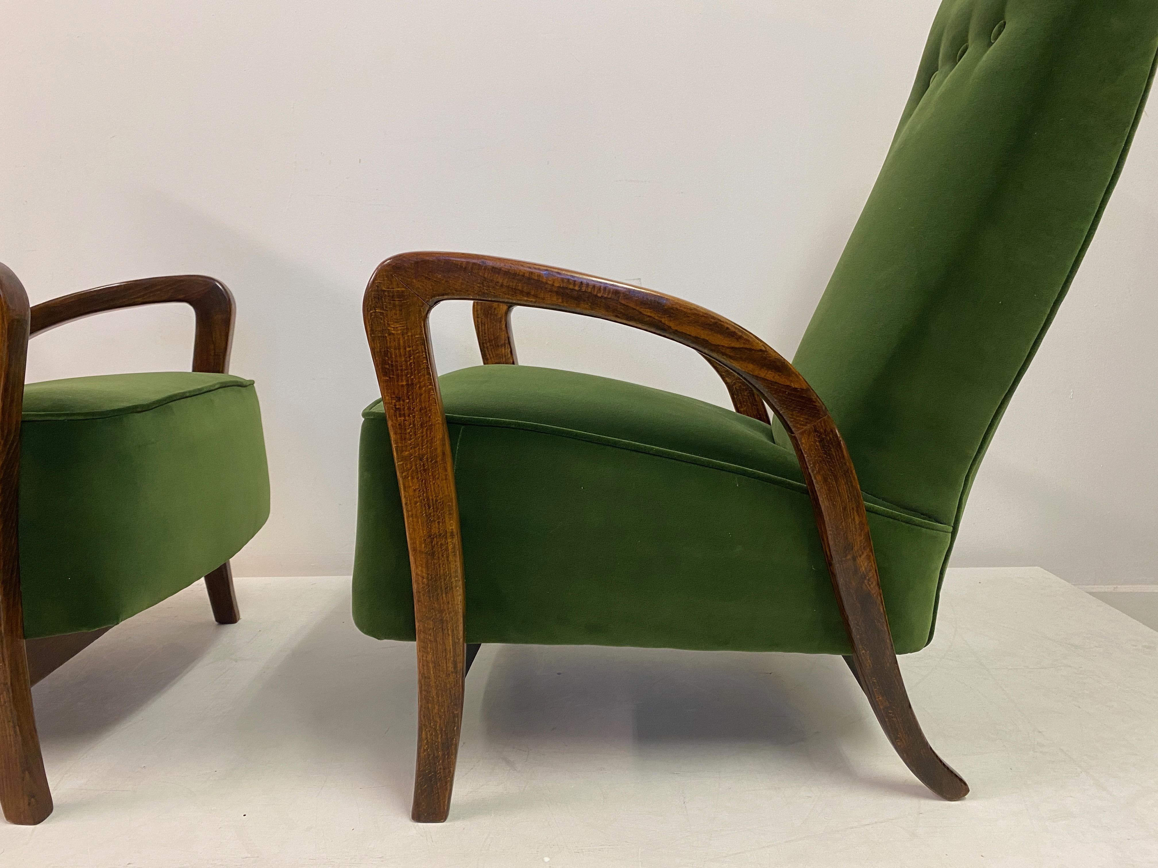 Pair of 1950s Italian Armchairs in Green Velvet For Sale 1