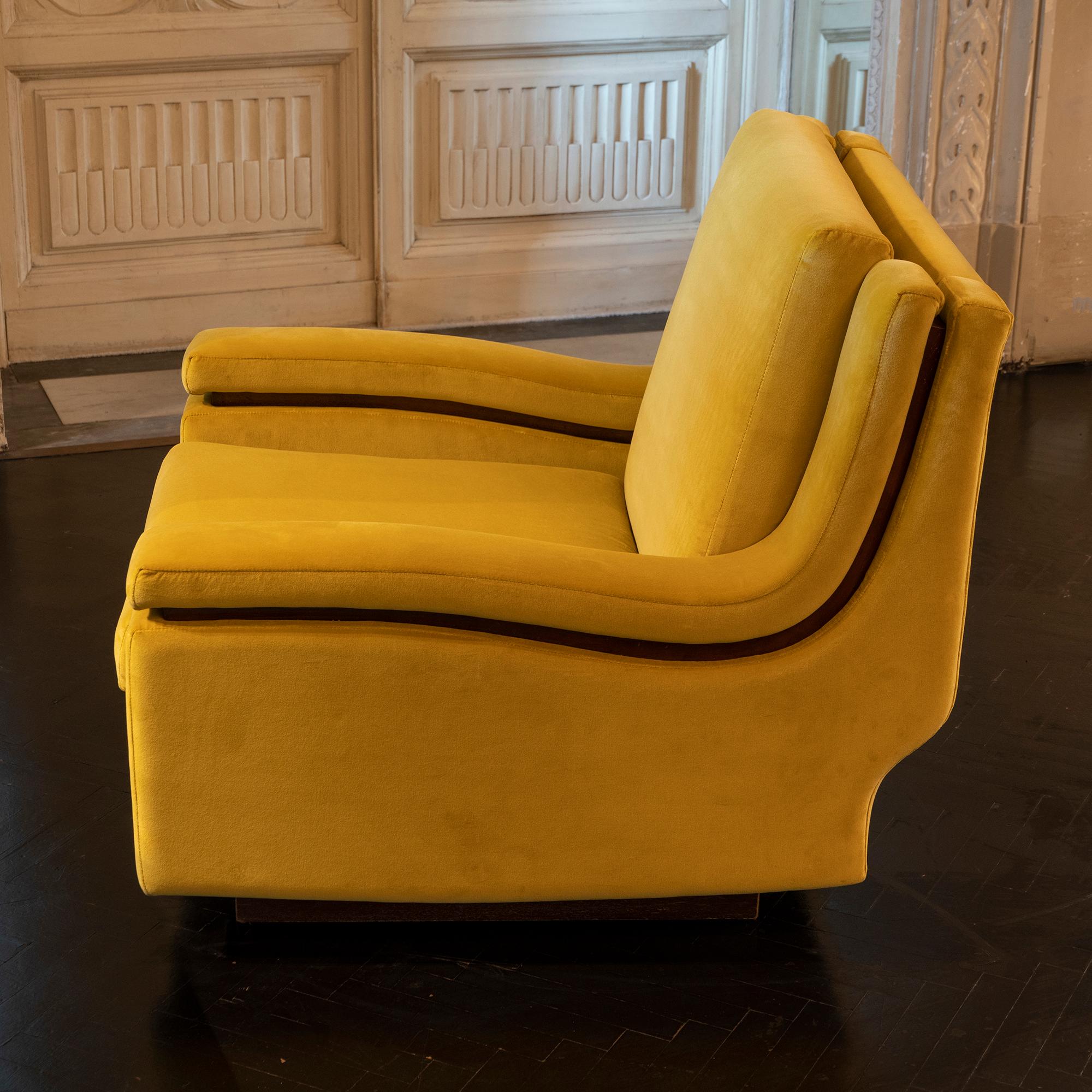 Pair of 1950s Italian Armchairs in Mustard Yellow Velvet, Wood Details In Good Condition In Firenze, IT