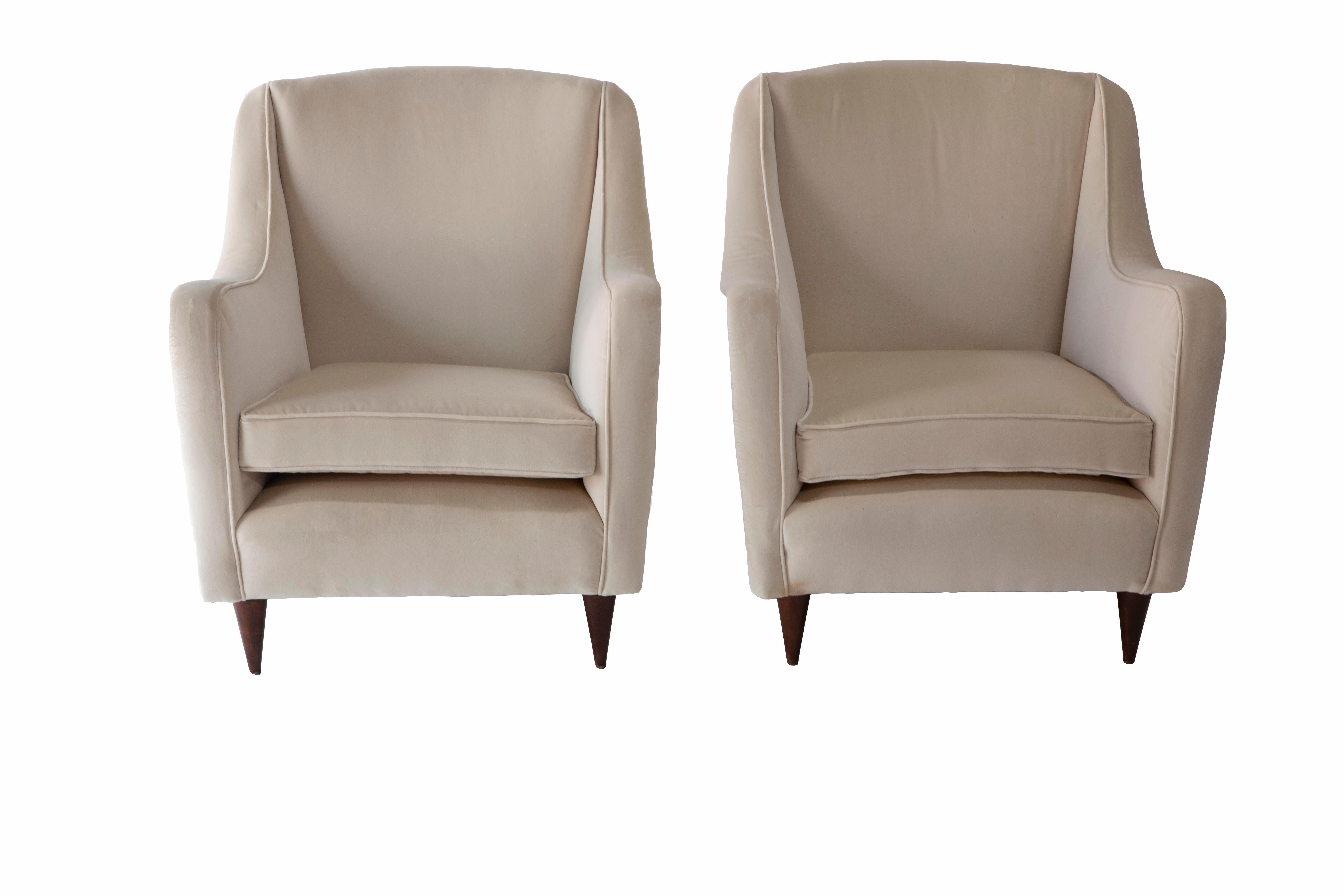 Mid-Century Modern Pair of 1950s Italian Armchairs in the Style of Carlo de Carli For Sale