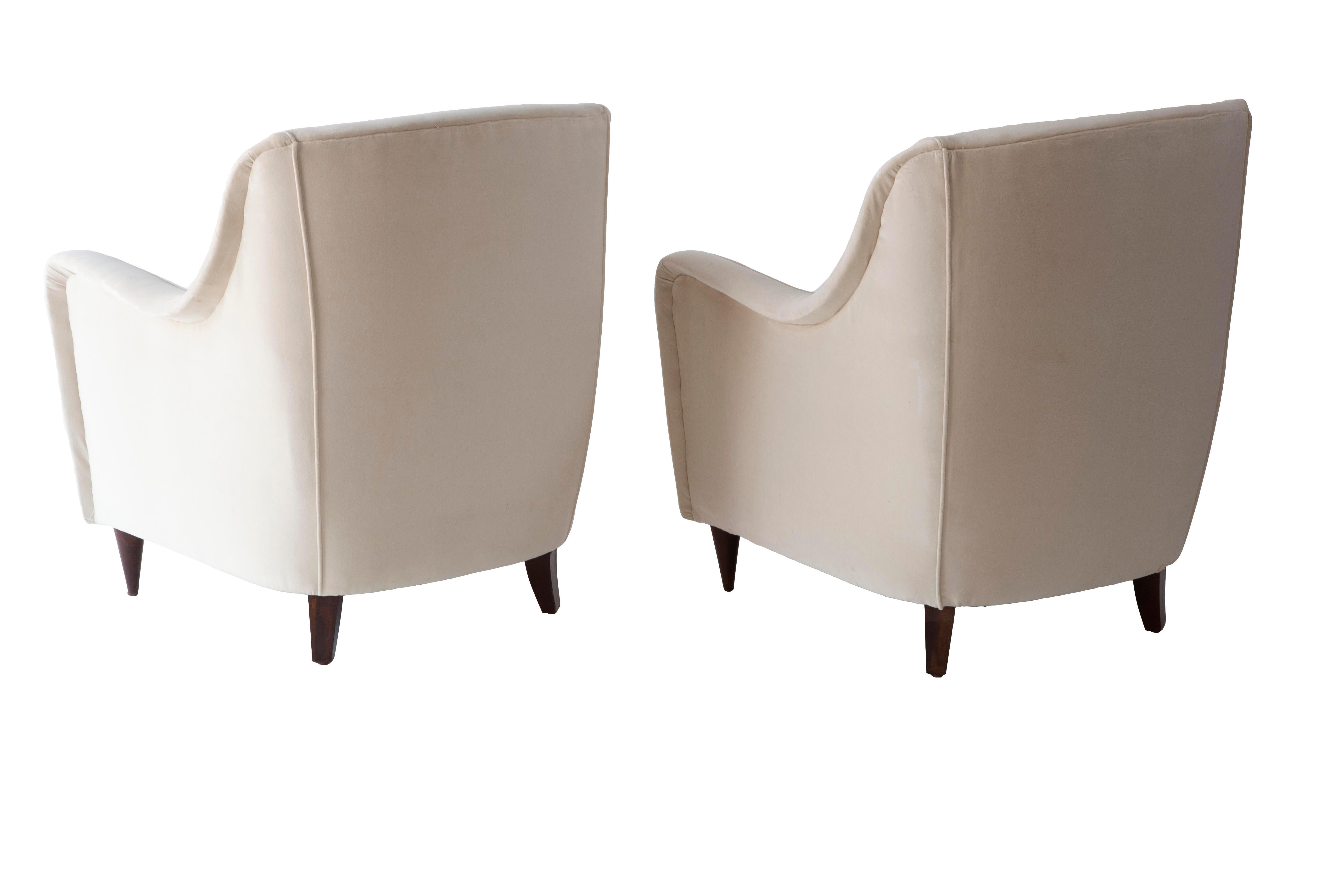 Pair of 1950s Italian Armchairs in the Style of Carlo de Carli In Excellent Condition For Sale In New York, NY
