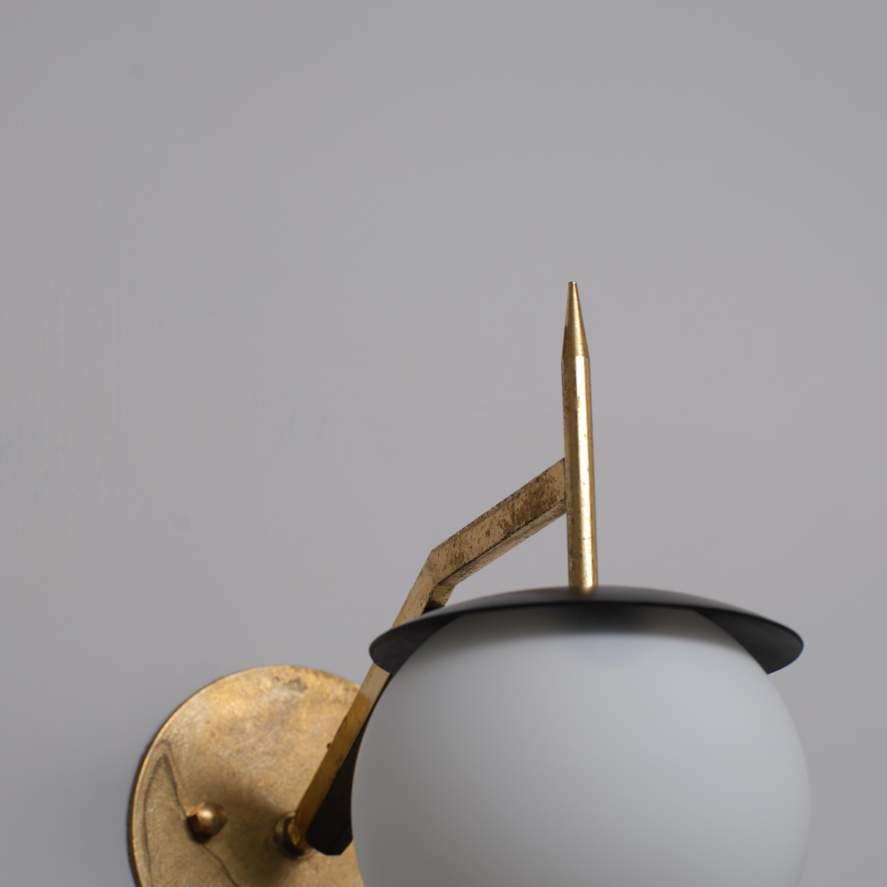 Paire d'appliques italiennes des années 1950 en laiton et noir avec globes en verre opalin en vente 4