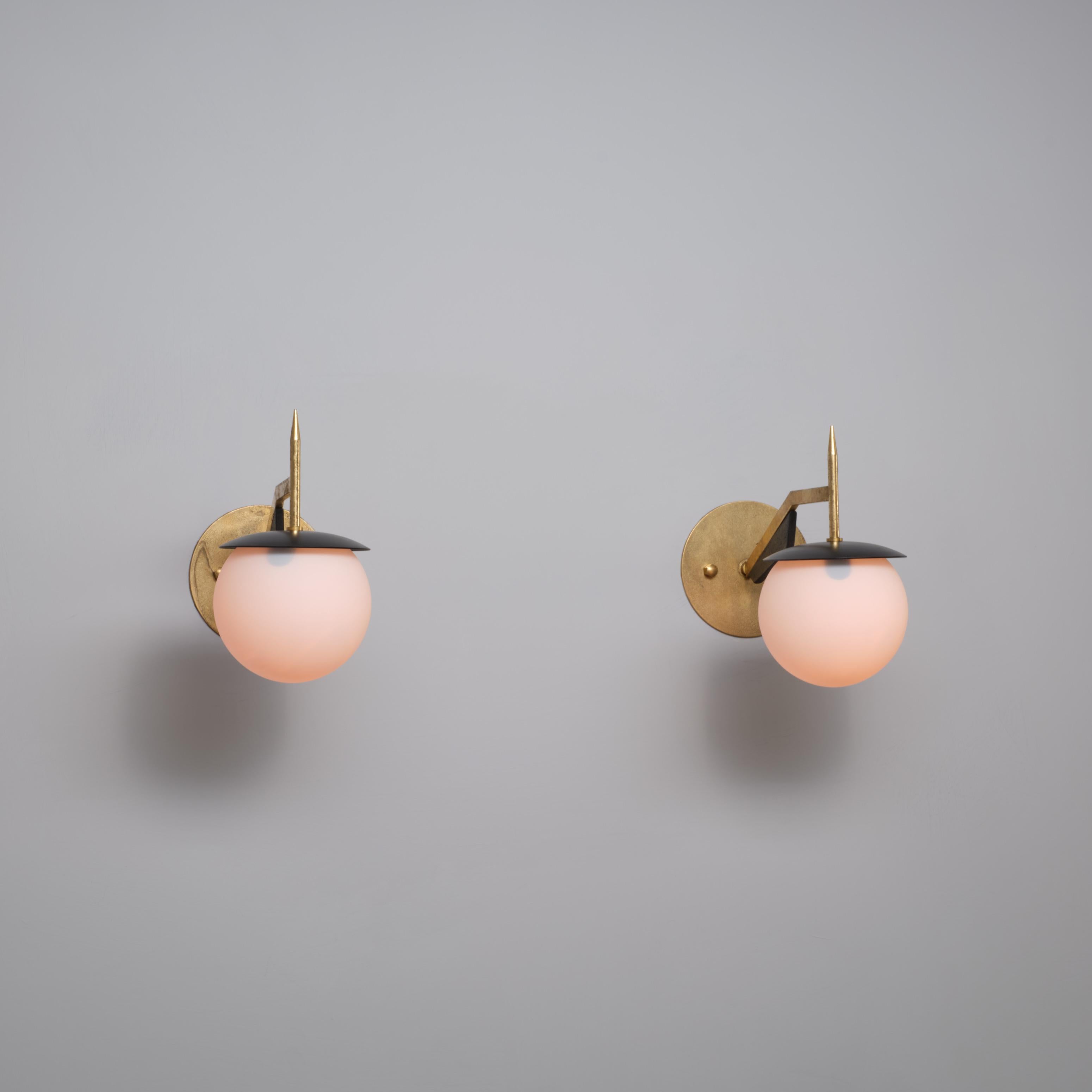 Paire d'appliques italiennes des années 1950 en laiton et noir avec globes en verre opalin en vente 5