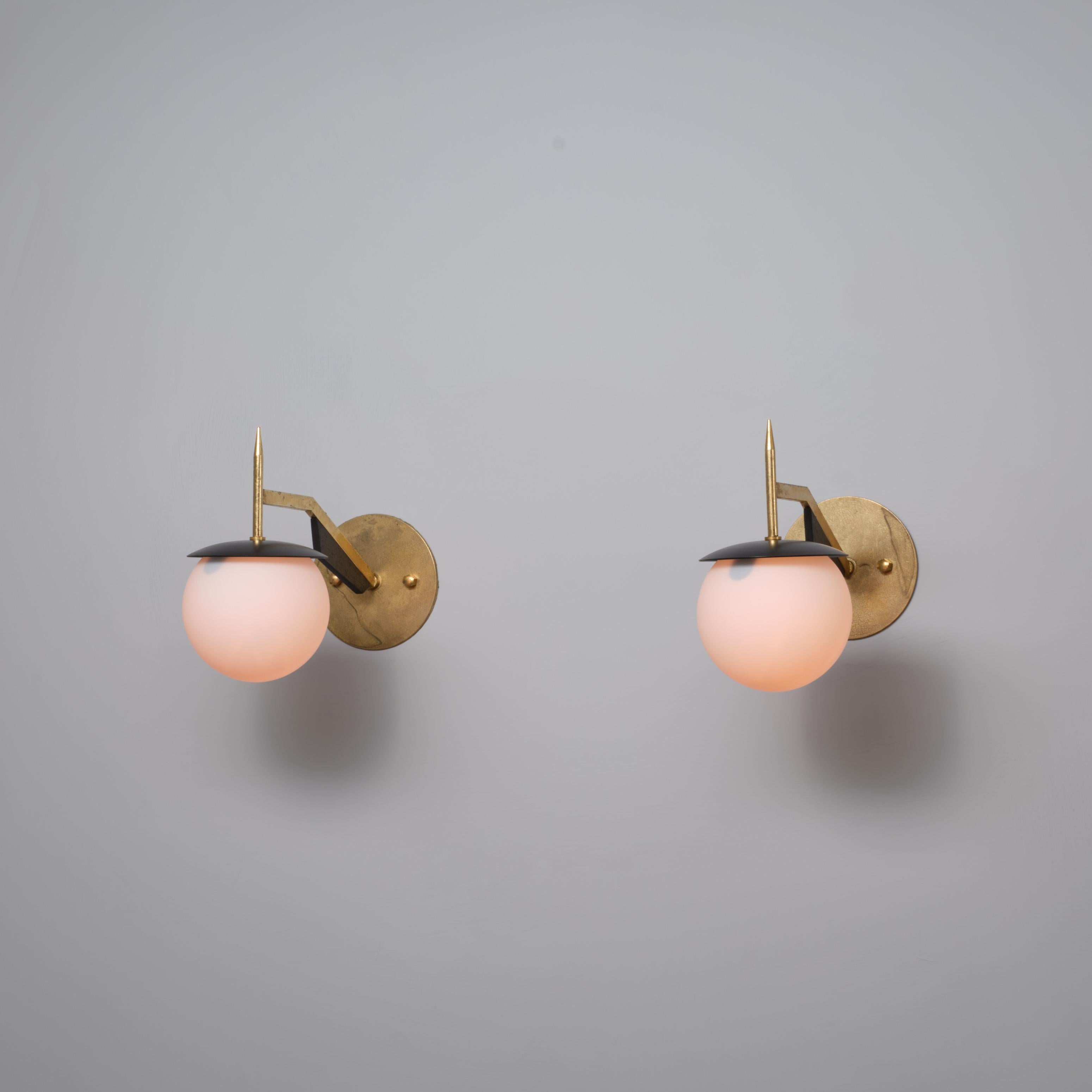Paire d'appliques italiennes des années 1950 en laiton et noir avec globes en verre opalin en vente 6