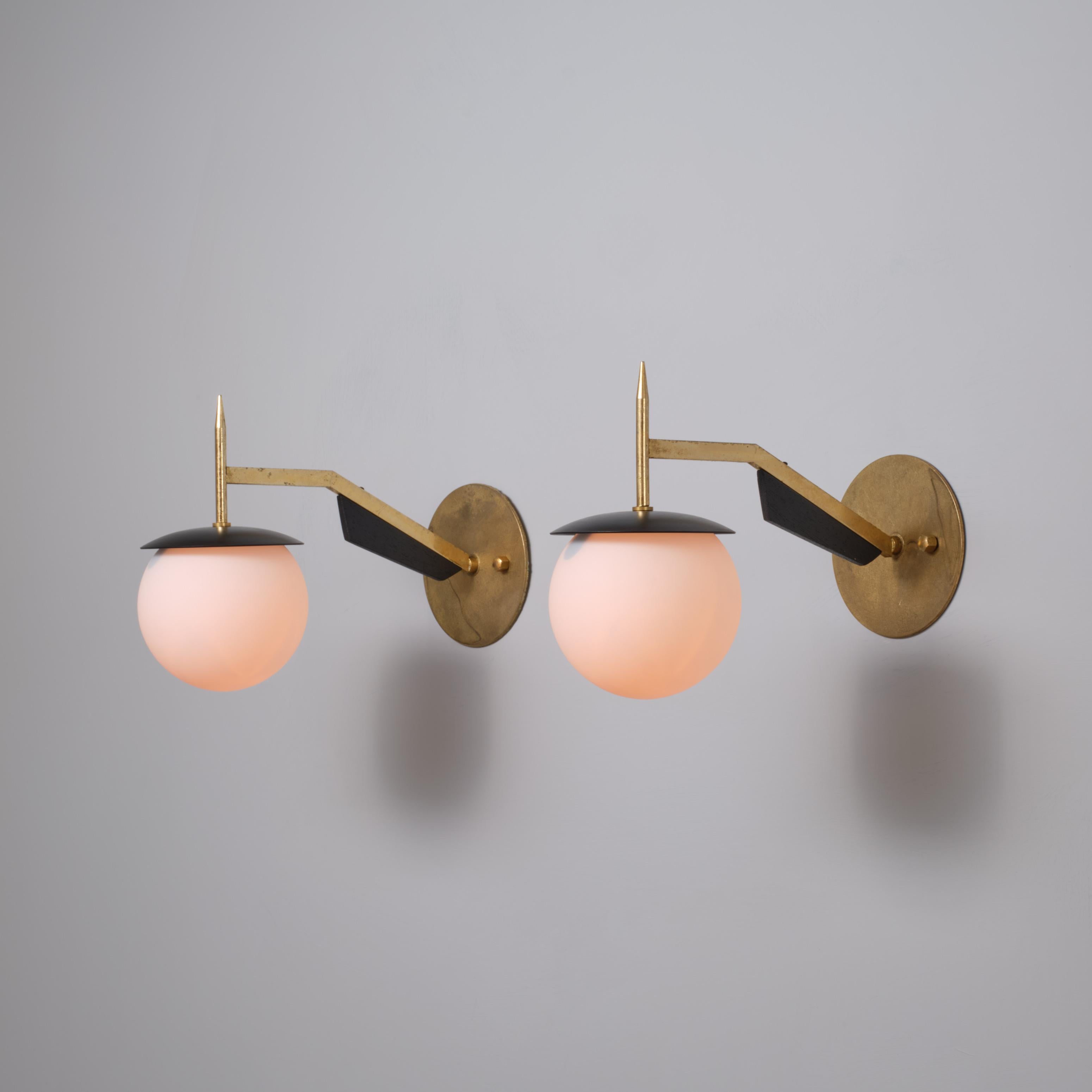 Paire d'appliques italiennes des années 1950 en laiton et noir avec globes en verre opalin en vente 7