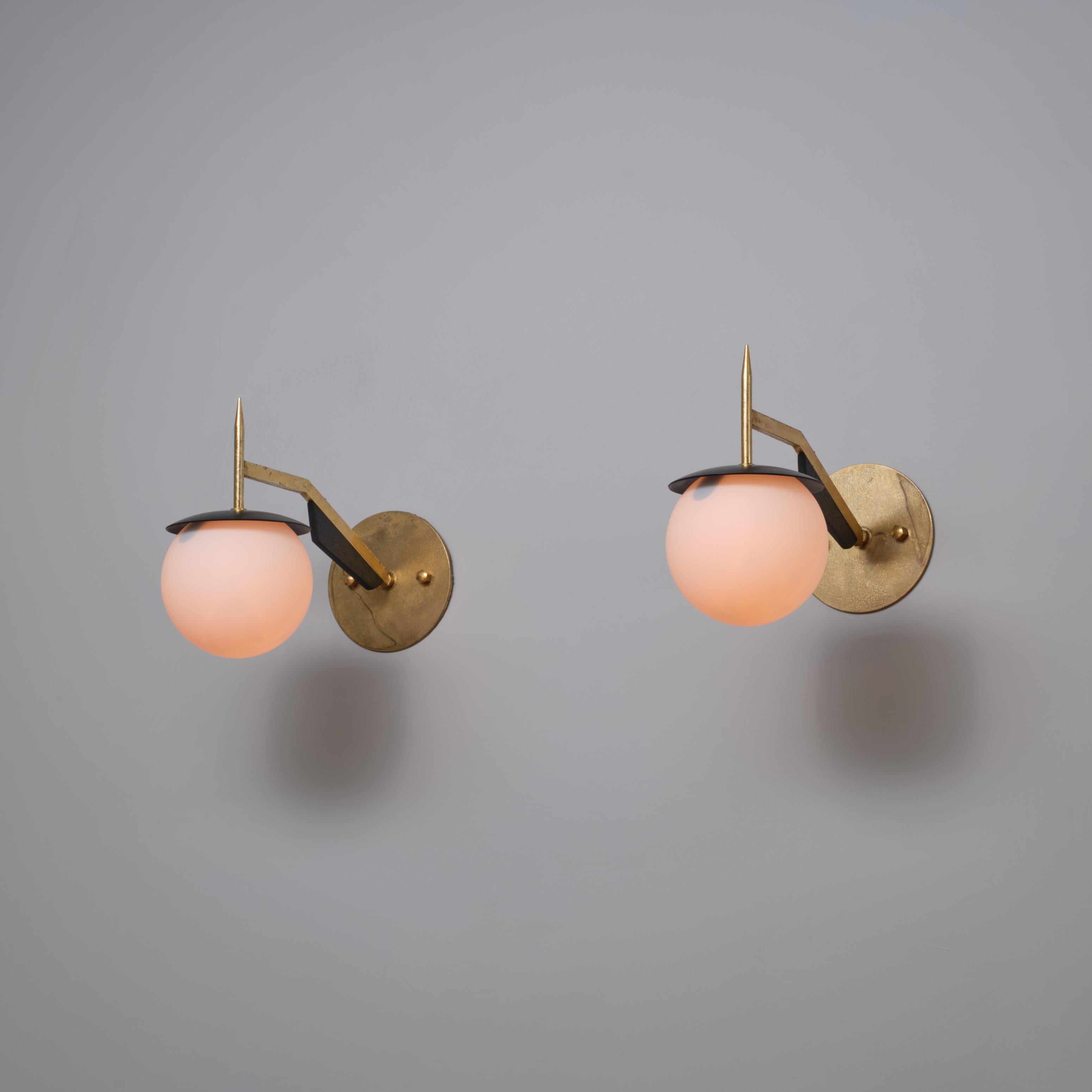 Paire d'appliques italiennes des années 1950 en laiton et noir avec globes en verre opalin en vente 8