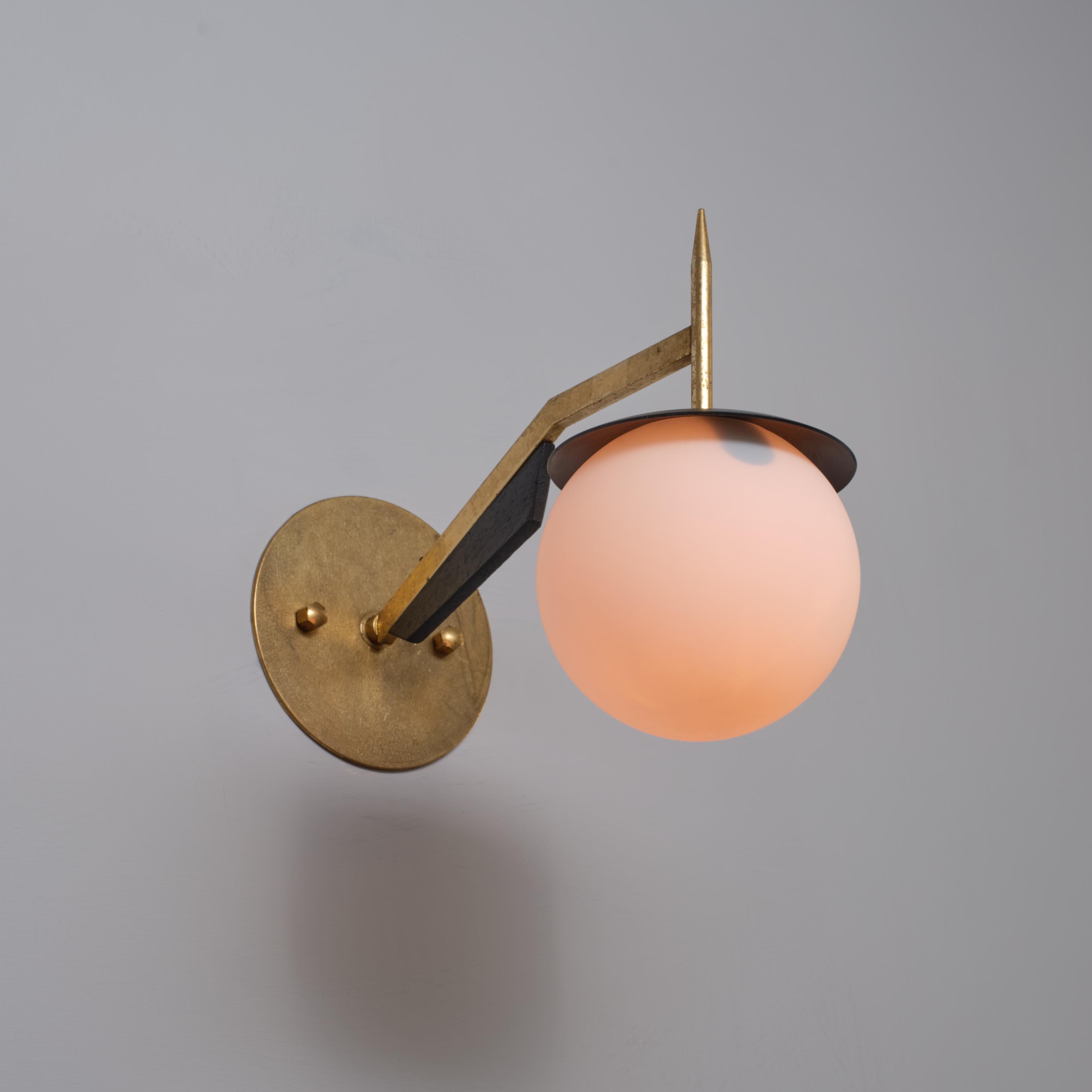 Mid-Century Modern Paire d'appliques italiennes des années 1950 en laiton et noir avec globes en verre opalin en vente