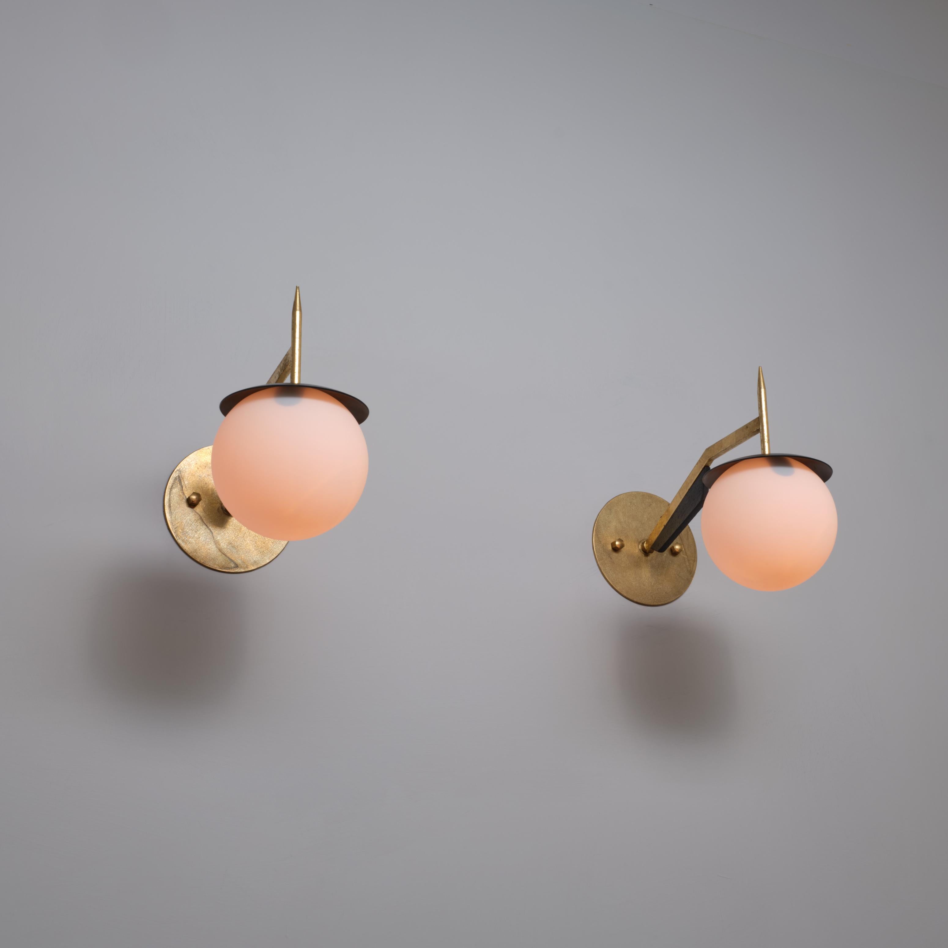 Paire d'appliques italiennes des années 1950 en laiton et noir avec globes en verre opalin Bon état - En vente à Rome, IT