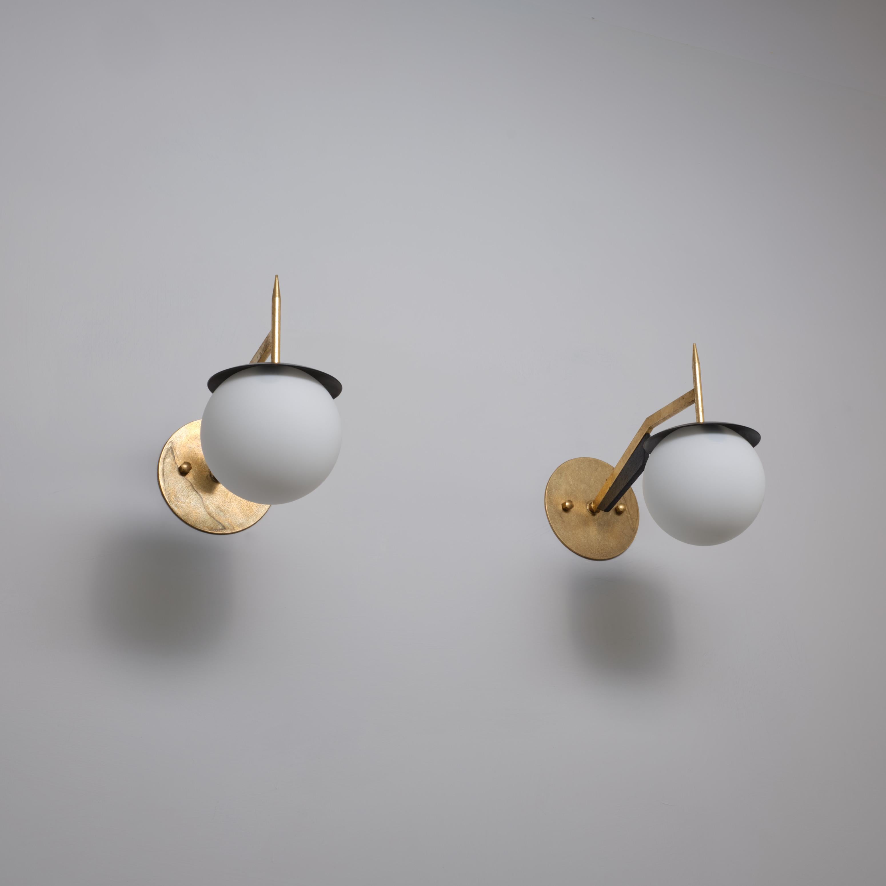 Milieu du XXe siècle Paire d'appliques italiennes des années 1950 en laiton et noir avec globes en verre opalin en vente