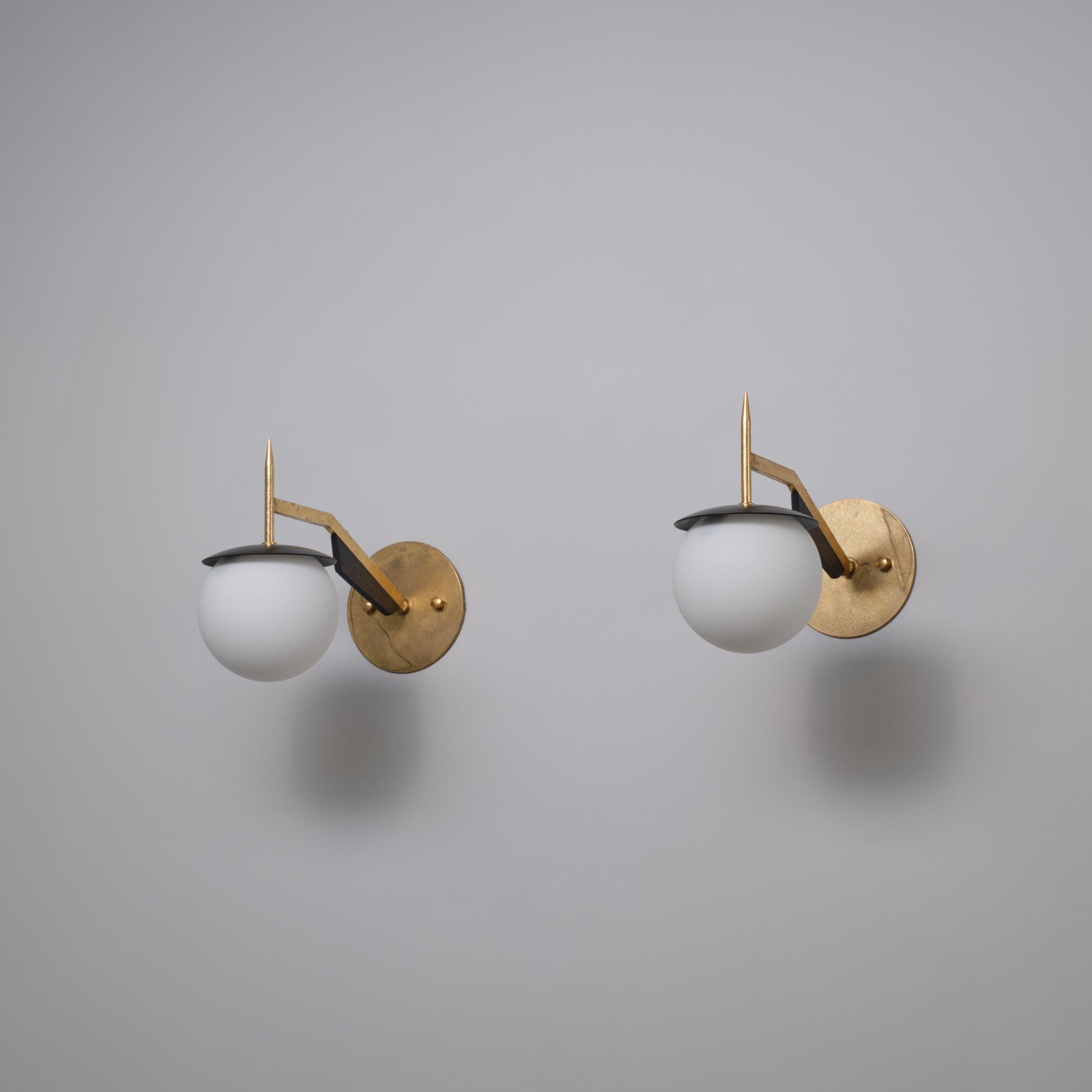 Métal Paire d'appliques italiennes des années 1950 en laiton et noir avec globes en verre opalin en vente