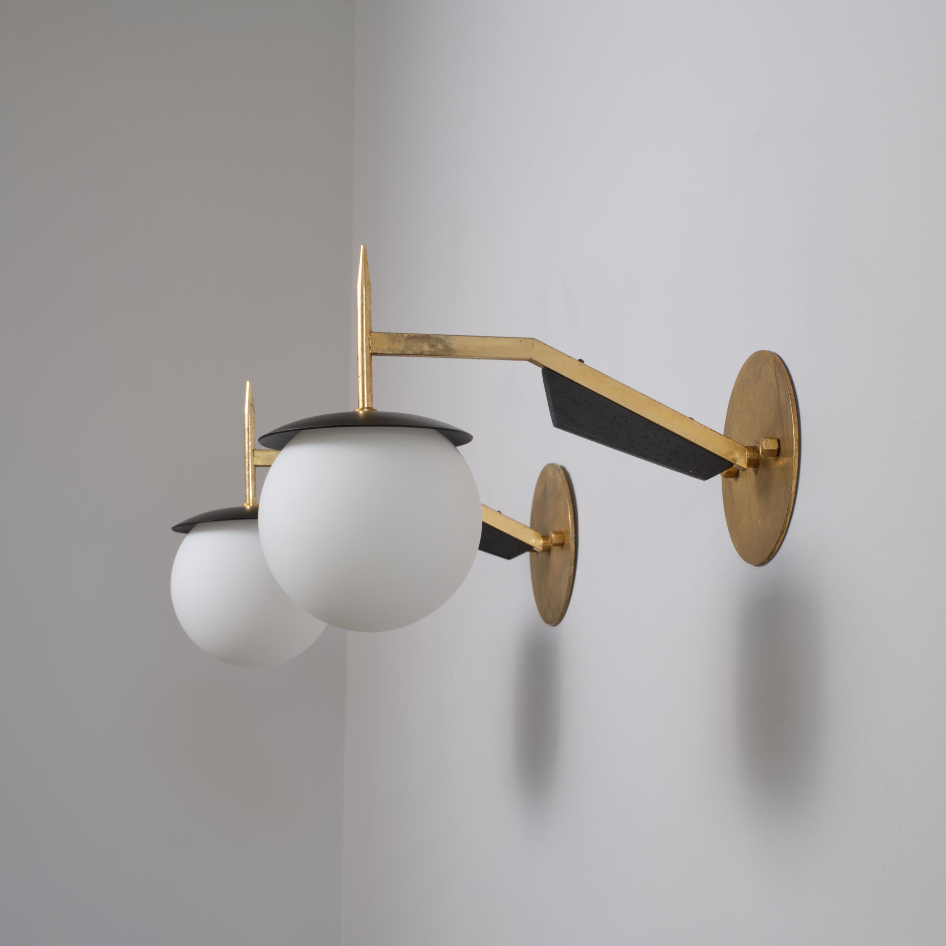 Paire d'appliques italiennes des années 1950 en laiton et noir avec globes en verre opalin en vente 2