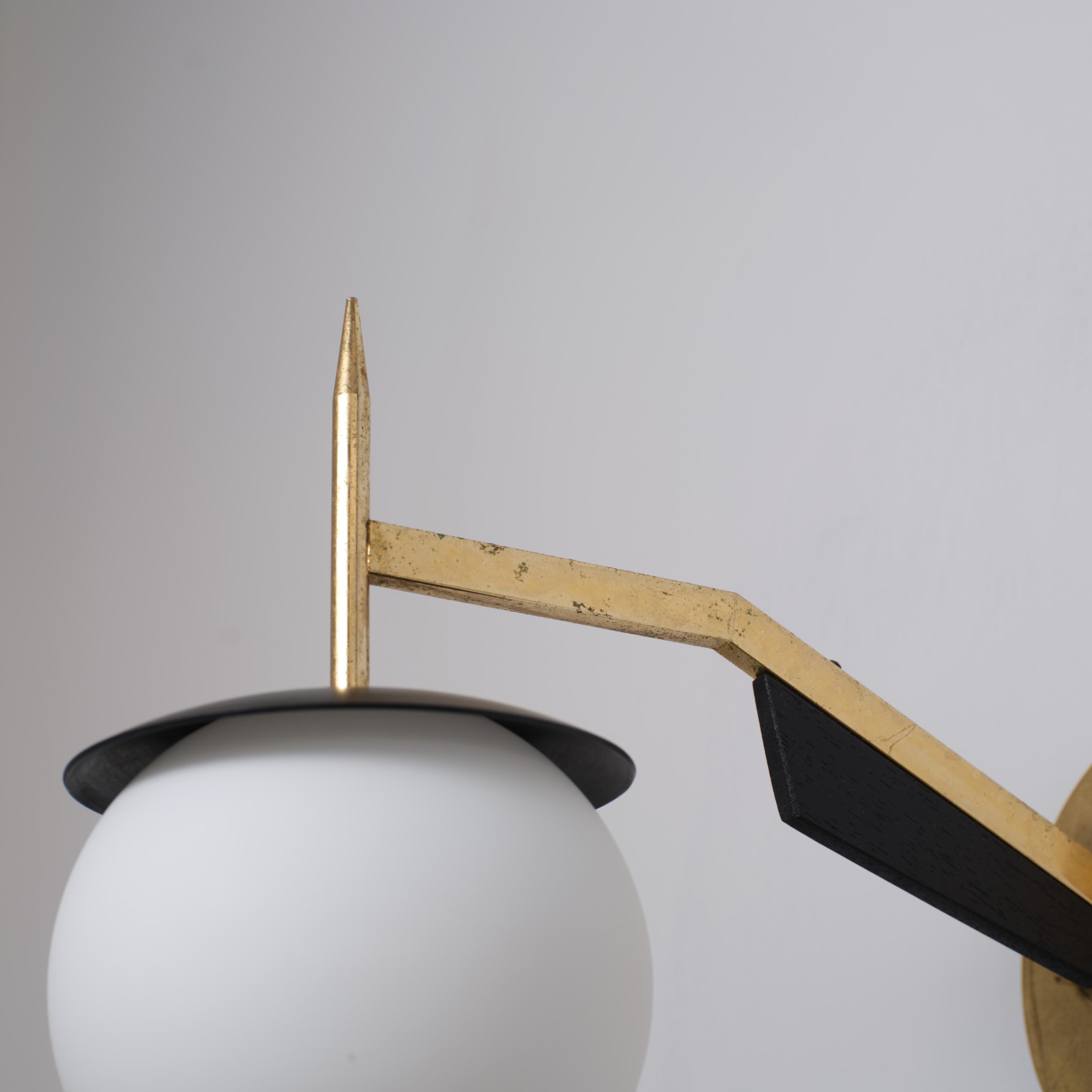 Paire d'appliques italiennes des années 1950 en laiton et noir avec globes en verre opalin en vente 3