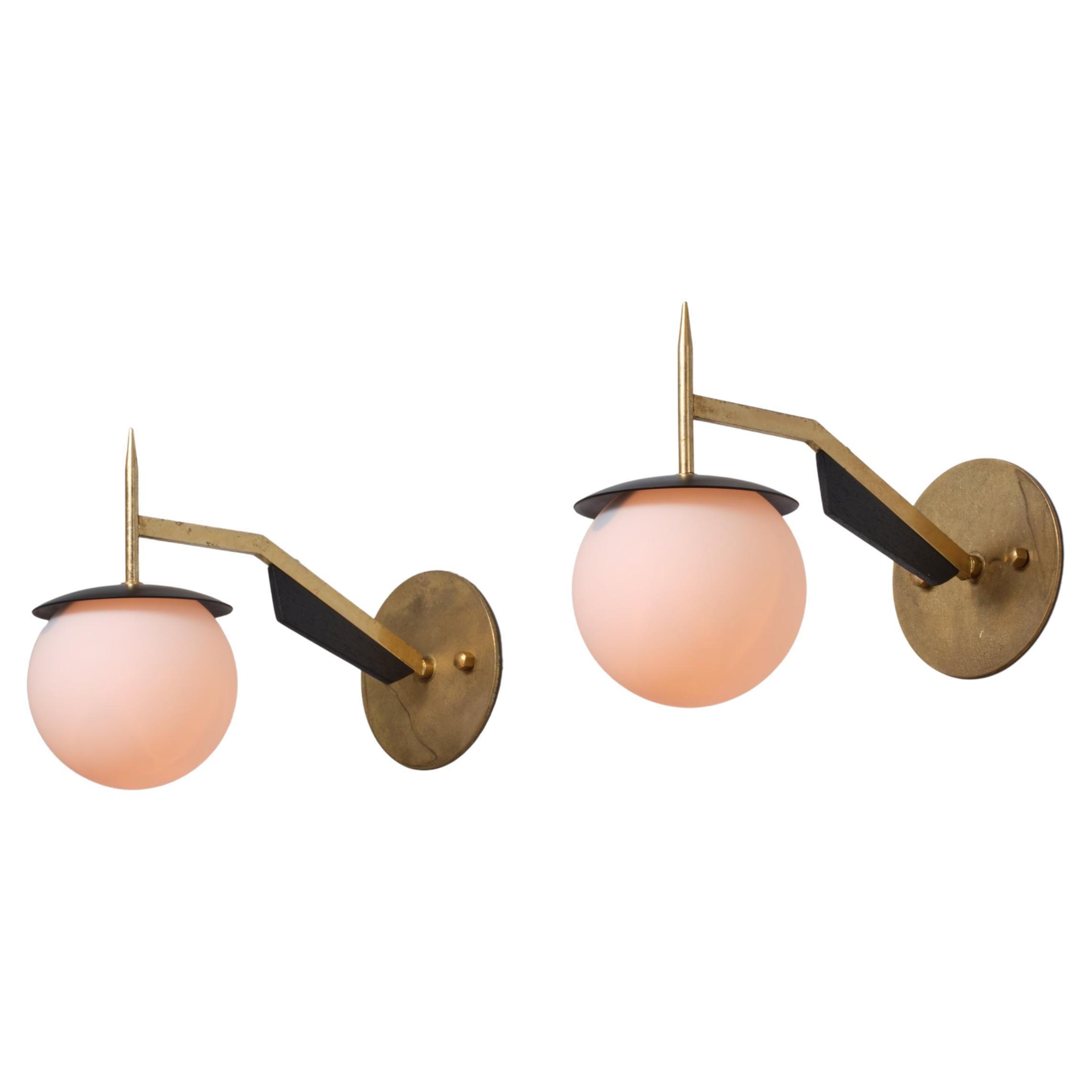 Paire d'appliques italiennes des années 1950 en laiton et noir avec globes en verre opalin