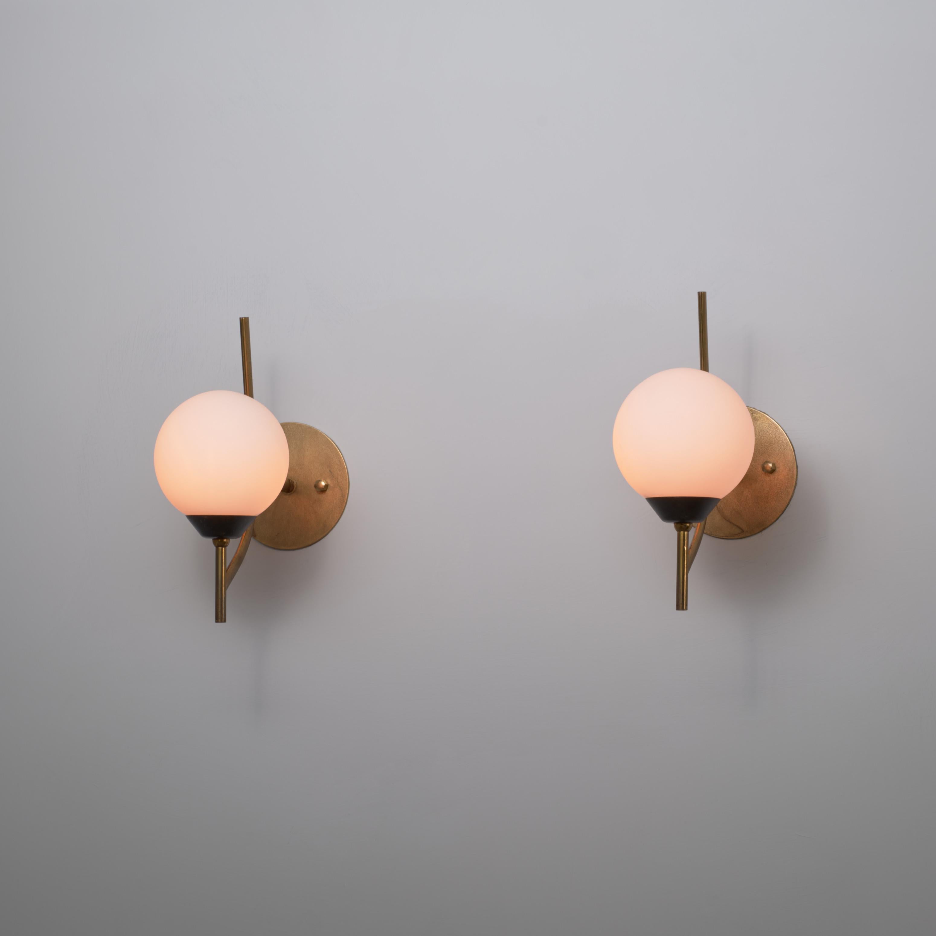 Pair of 1950s Italian Brass and Burnished Steel Sconces with Opaline Glass Globe In Good Condition For Sale In Rome, IT