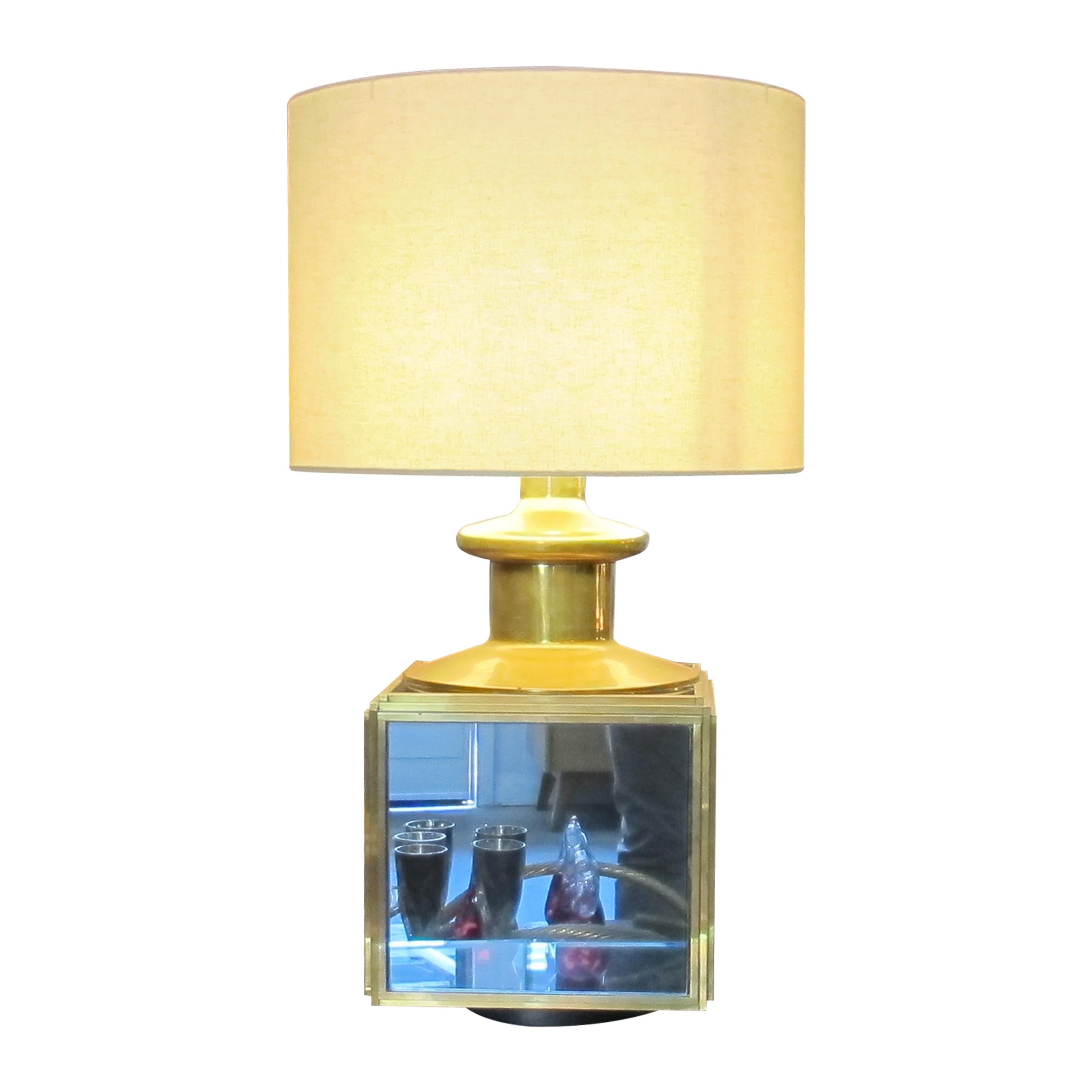 Cette paire de lampes de table a été fabriquée en Italie dans les années 1950. Chaque lampe se compose d'une base carrée en laiton et de panneaux en verre miroir sur les quatre côtés. Les panneaux avant et arrière sont en verre miroir bleu clair,