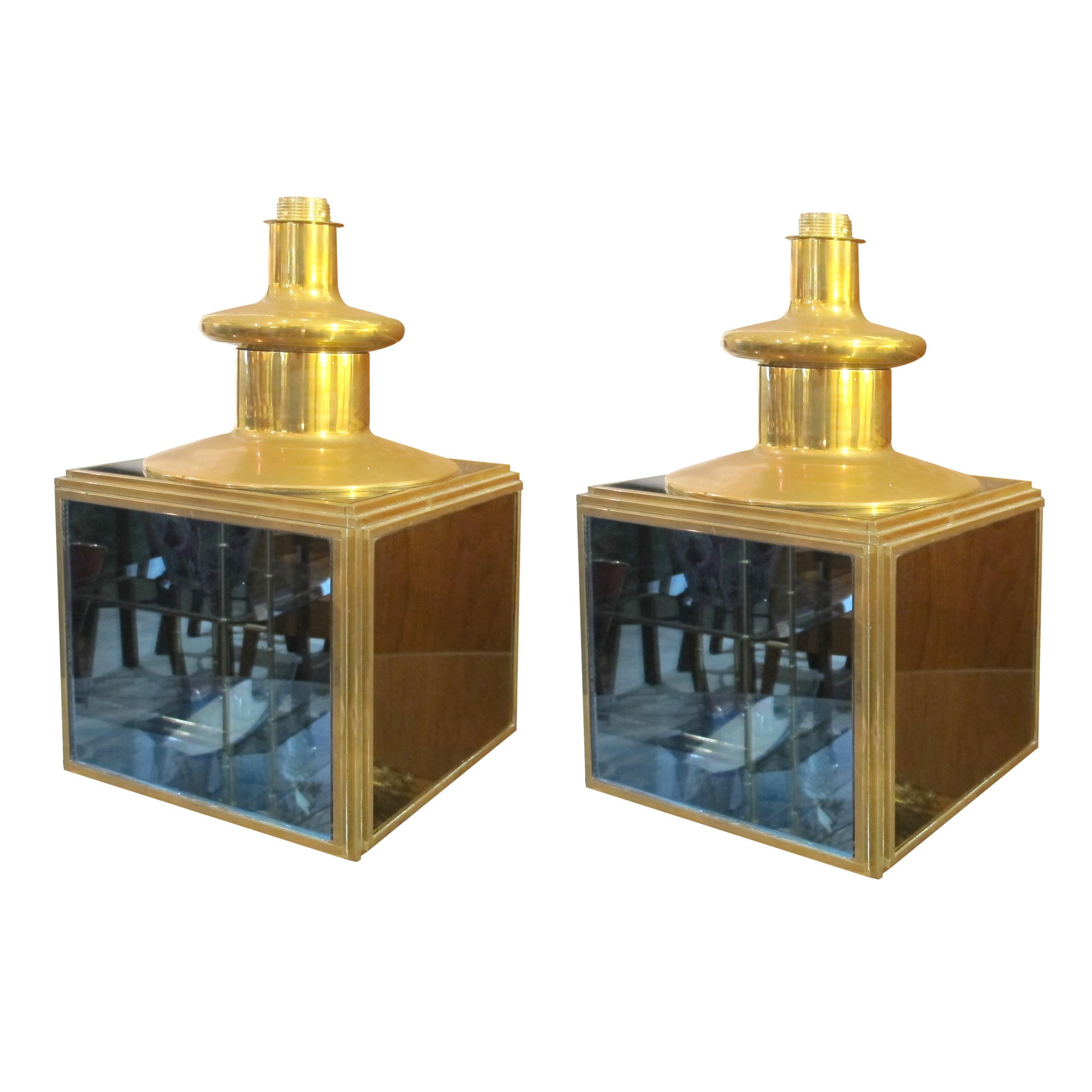 Mid-Century Modern Paire de lampes de table italiennes des années 1950 en laiton et verre avec panneaux en miroir en vente