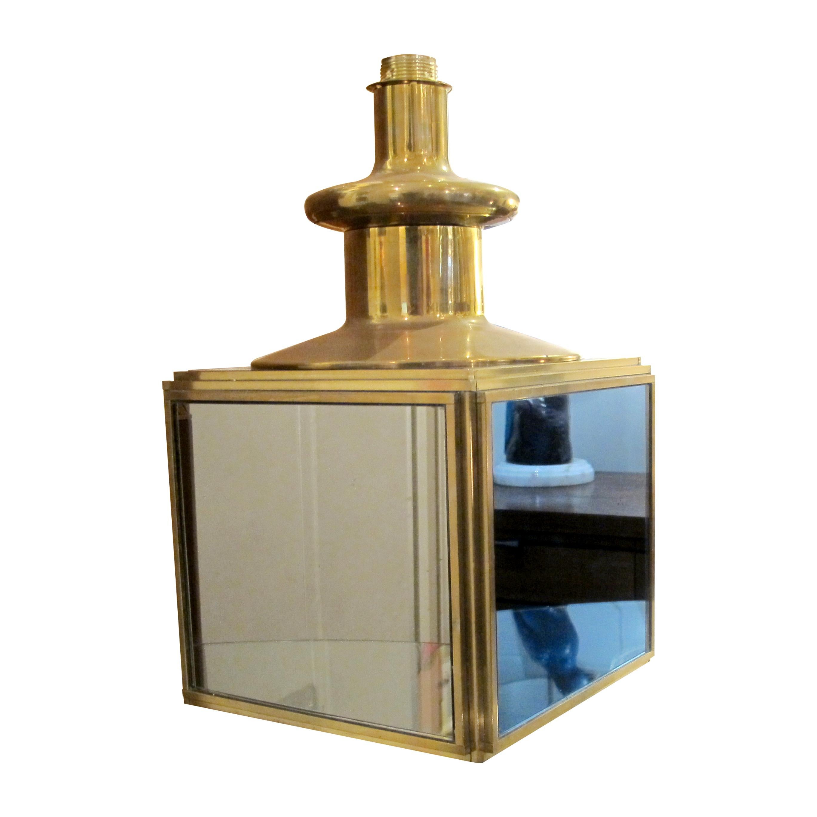 Milieu du XXe siècle Paire de lampes de table italiennes des années 1950 en laiton et verre avec panneaux en miroir en vente