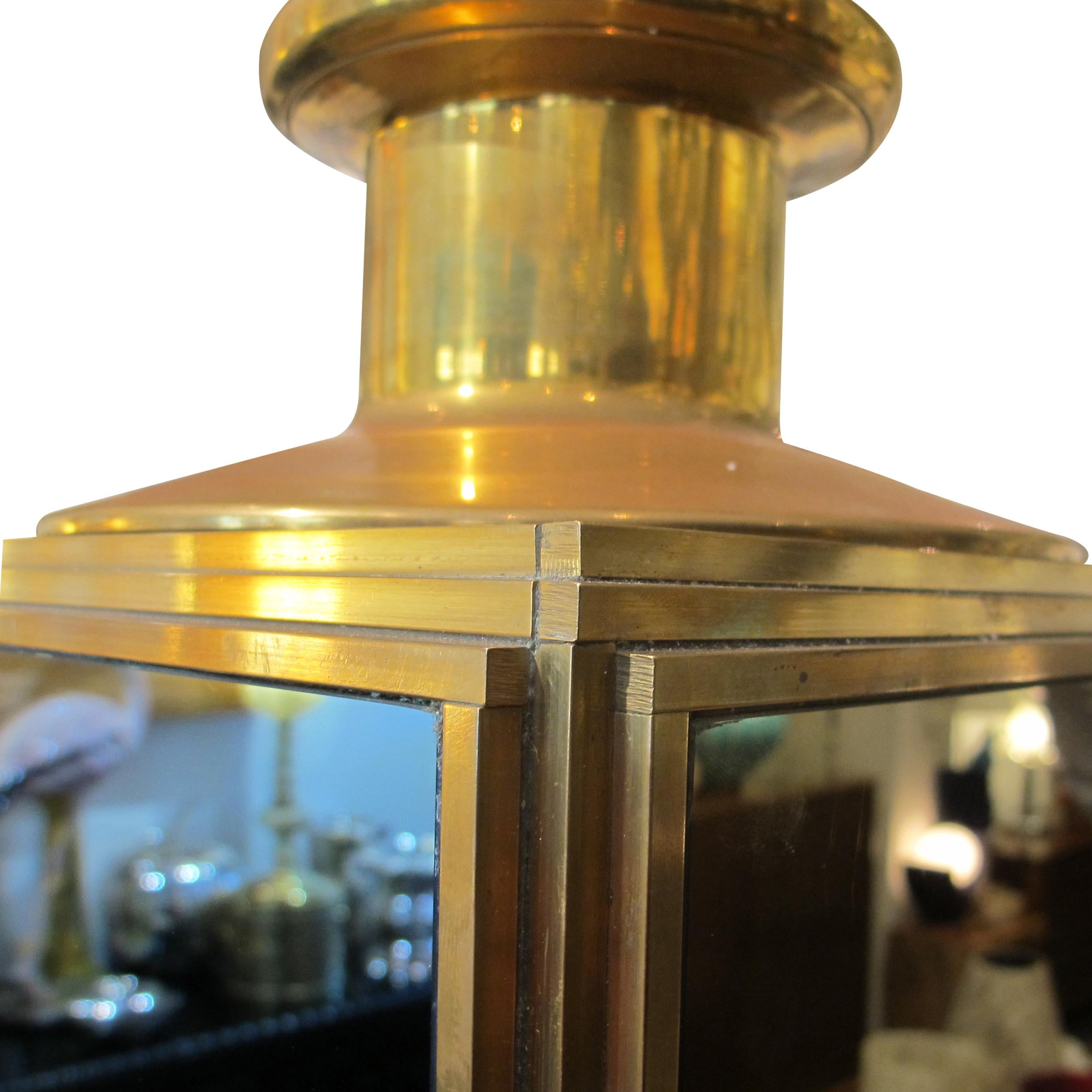 Laiton Paire de lampes de table italiennes des années 1950 en laiton et verre avec panneaux en miroir en vente
