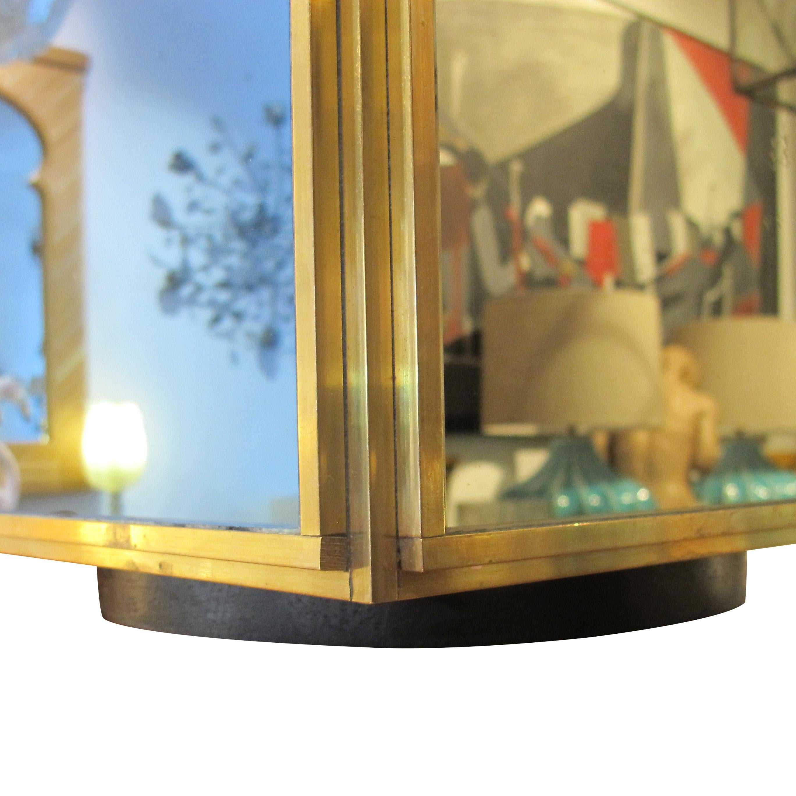 Paire de lampes de table italiennes des années 1950 en laiton et verre avec panneaux en miroir en vente 1