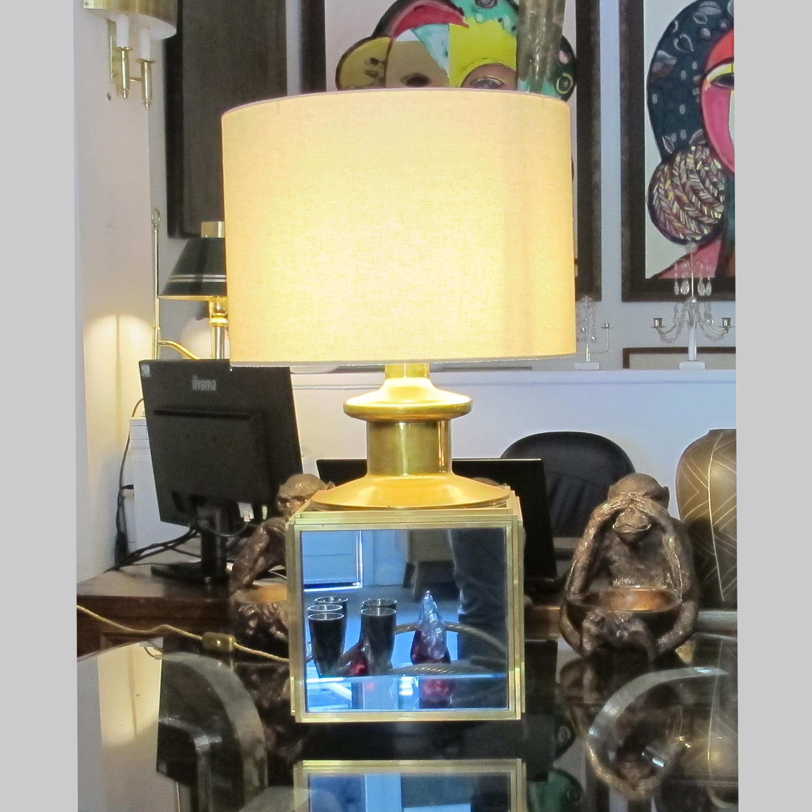 Paire de lampes de table italiennes des années 1950 en laiton et verre avec panneaux en miroir en vente 2
