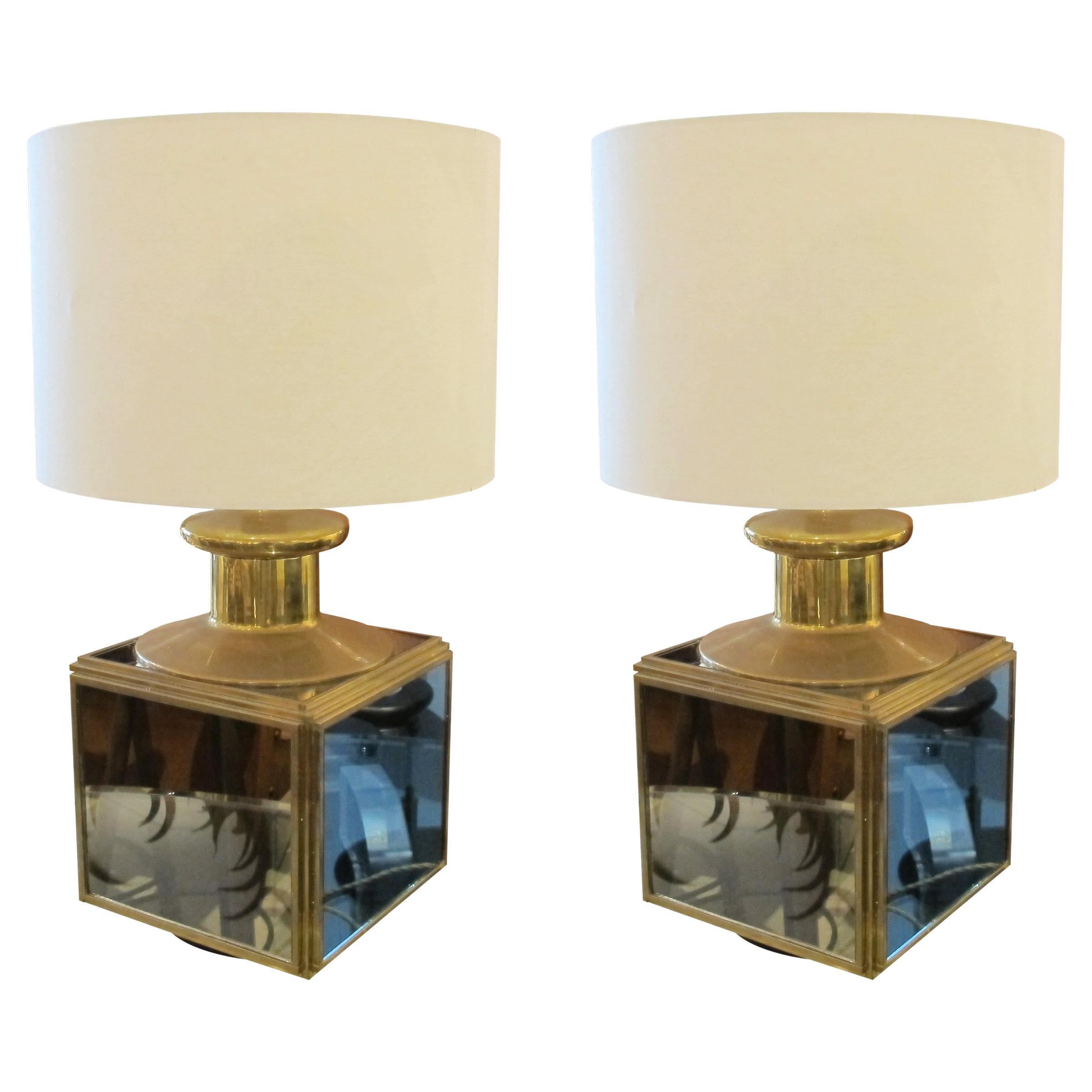 Paire de lampes de table italiennes des années 1950 en laiton et verre avec panneaux en miroir en vente